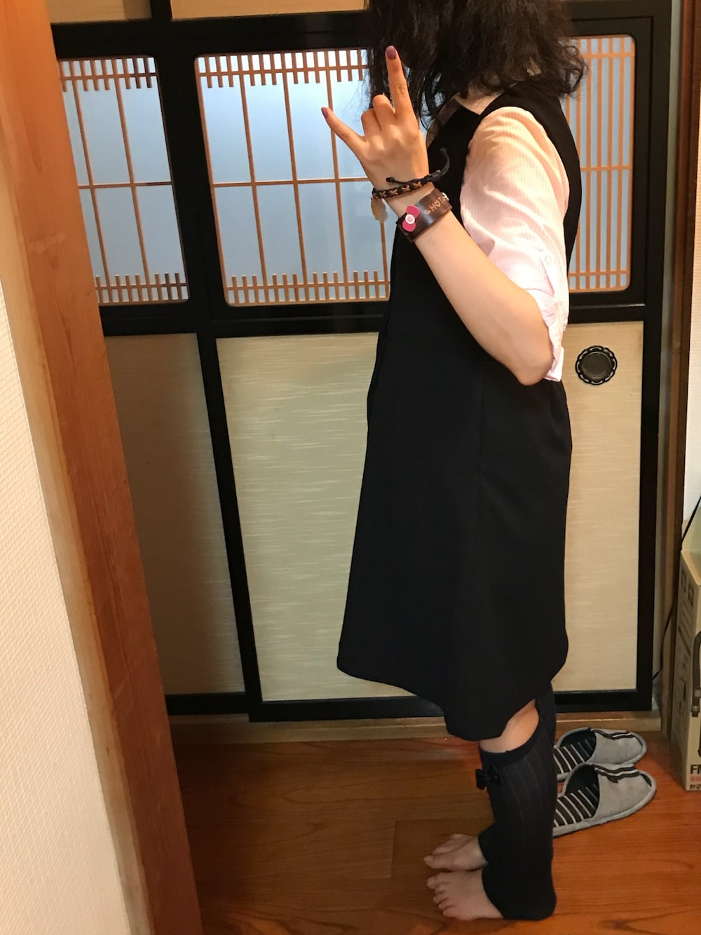 「事務の人、夏コーデ、オトナカジュアル、ラッキーカラーは茶色、シャツ、ワンピース、事務服、ビーサン、レッグウォーマー、茶色」｜「しまむらのアイテム（シャツ/ブラウス、ピンク系）」を使った、🐸🐸たつきてぃー🧸さん（レディース・161cm）の夏コーディネートの1枚目の写真
