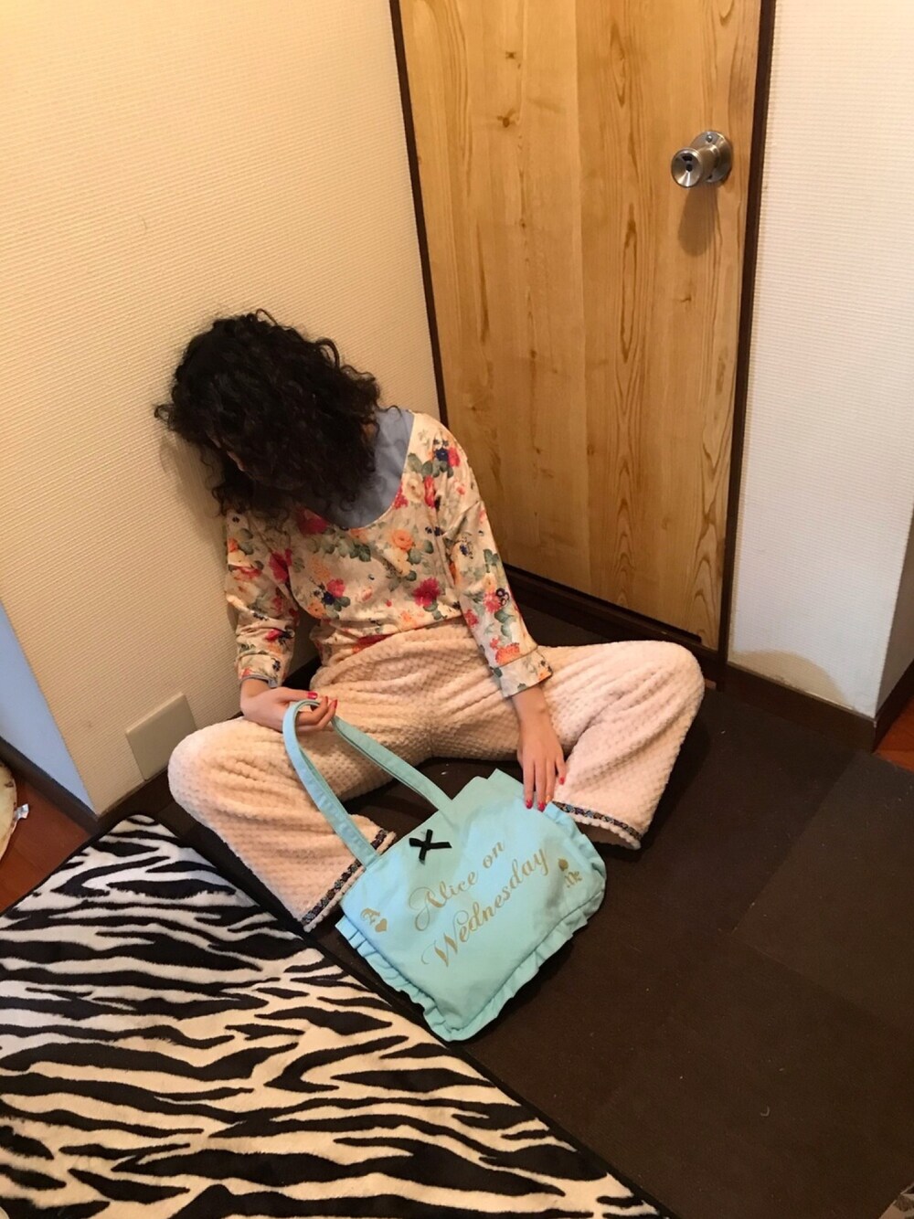 「もふみ、事務の人の休日、ラッキーカラーは水色、水色」｜「ANAPのANAP/アナップ 花柄TOP（Tシャツ/カットソー、ホワイト系）」を使った、🐸🐸たつきてぃー🧸さん（レディース・161cm）の秋コーディネートの1枚目の写真