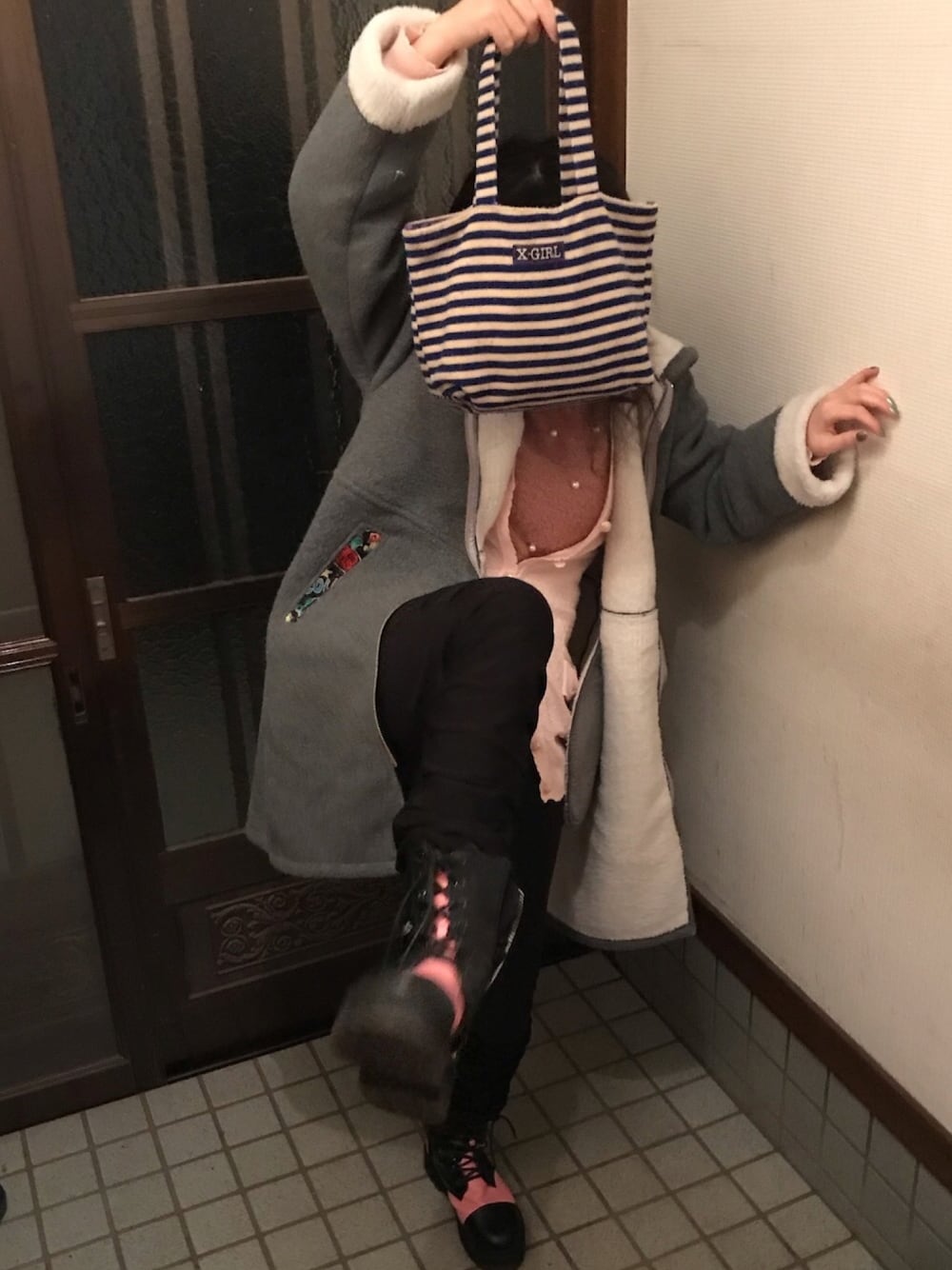 「冬コーデ、通勤コーデ、ラッキーカラーは桜色、もふみ、静電気きらーい」｜「X-girlのアイテム（トートバッグ、パープル系）」を使った、🐸🐸たつきてぃー🧸さん（レディース・161cm）の冬コーディネートの1枚目の写真