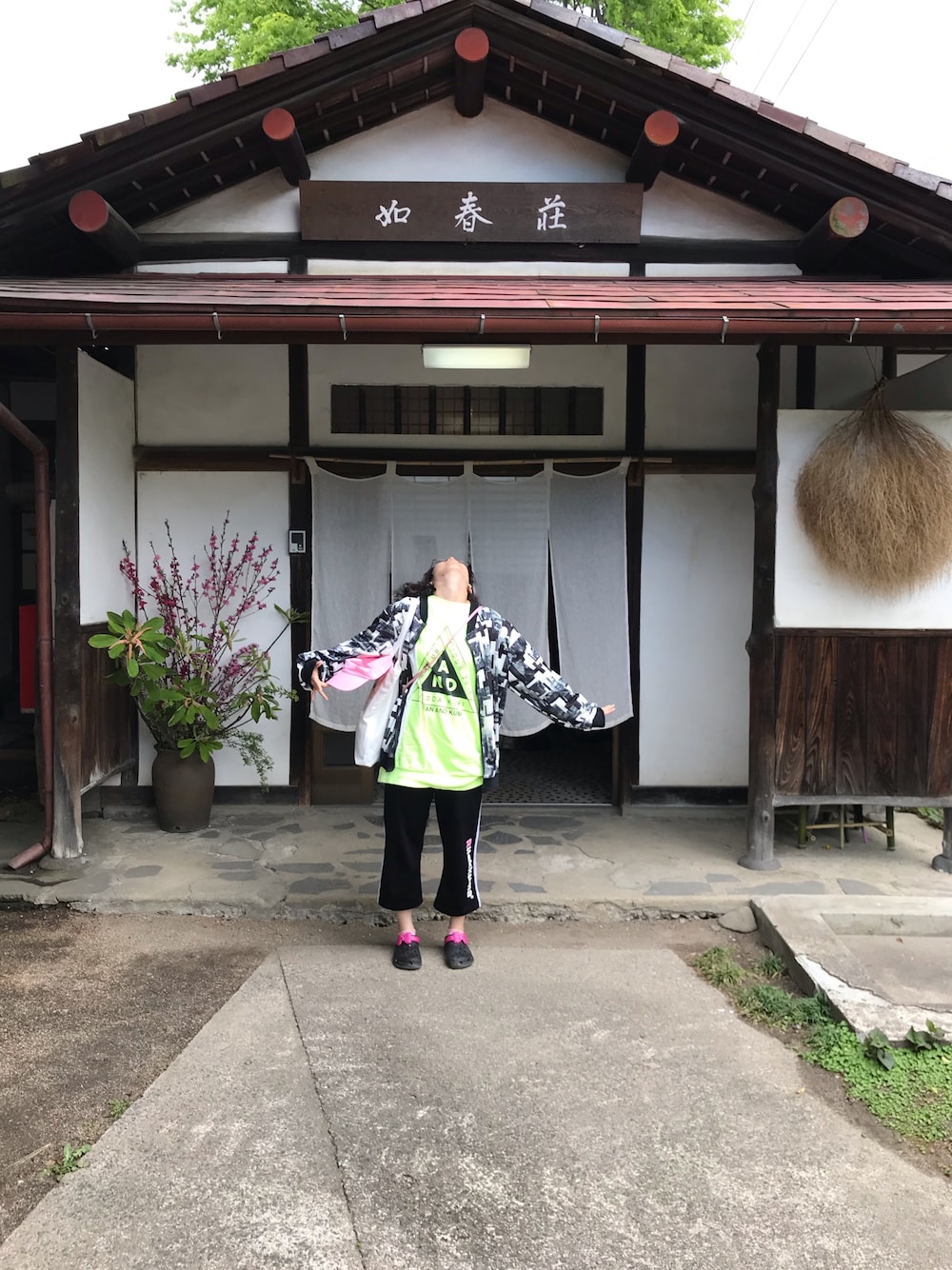 「春コーデ、事務の人の休日、連休、ごがつっ、ラッキーカラーは蛍光色、ビッグシルエット、オーバーサイズ、ラクチンコーデ」｜「KMKのアイテム（MA-1、ブラック系）」を使った、🐸🐸たつきてぃー🧸さん（レディース・161cm）の春コーディネートの1枚目の写真