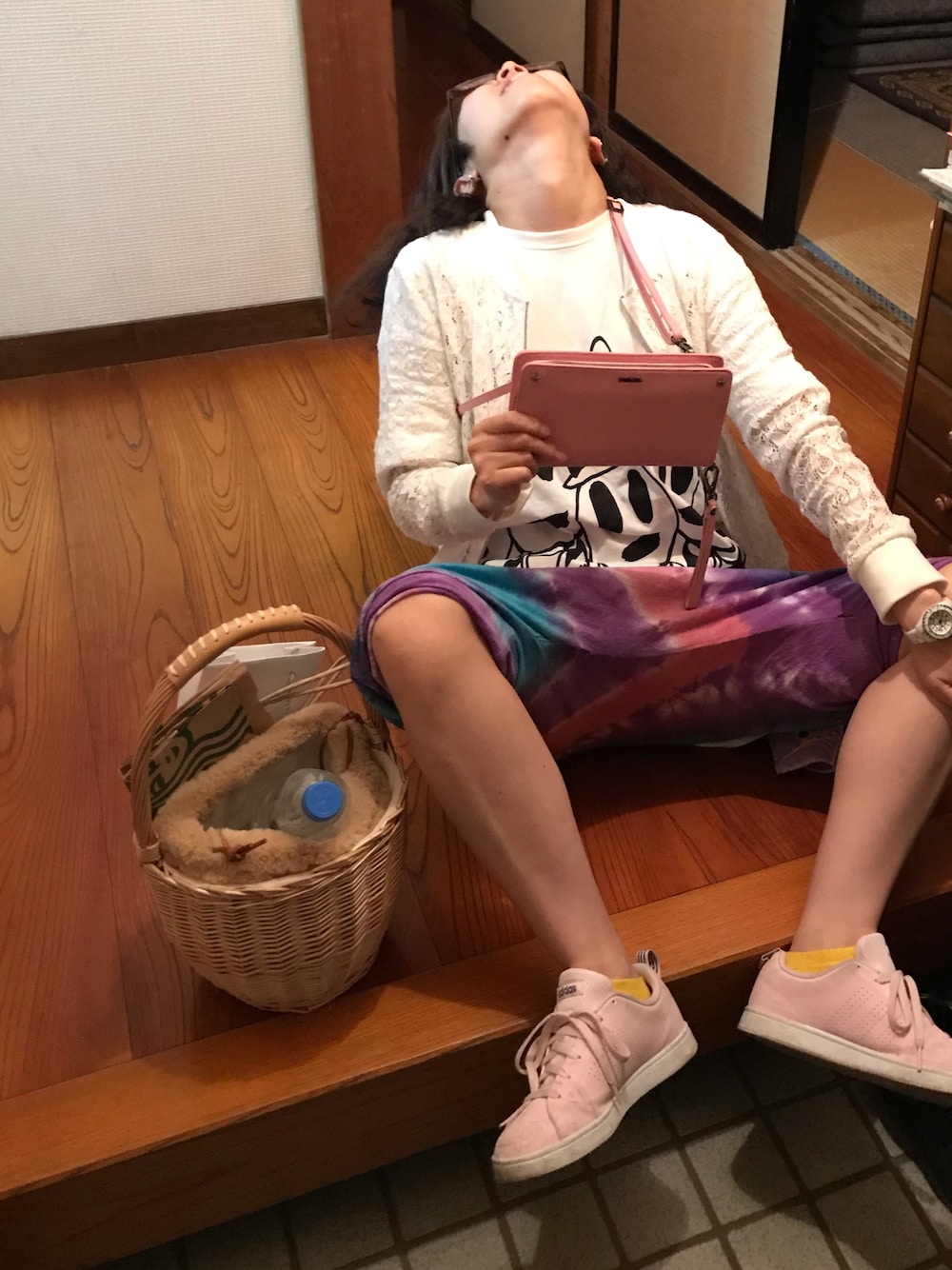 「大人カジュアル、ラッキーカラーはムラサキ、ラッキーカラーはオフホワイト、事務の人の休日、飲み会コーデ、連休、ごがつっ」｜「ポカラのアイテム（その他パンツ、ブルー系）」を使った、🐸🐸たつきてぃー🧸さん（レディース・161cm）の春コーディネートの1枚目の写真