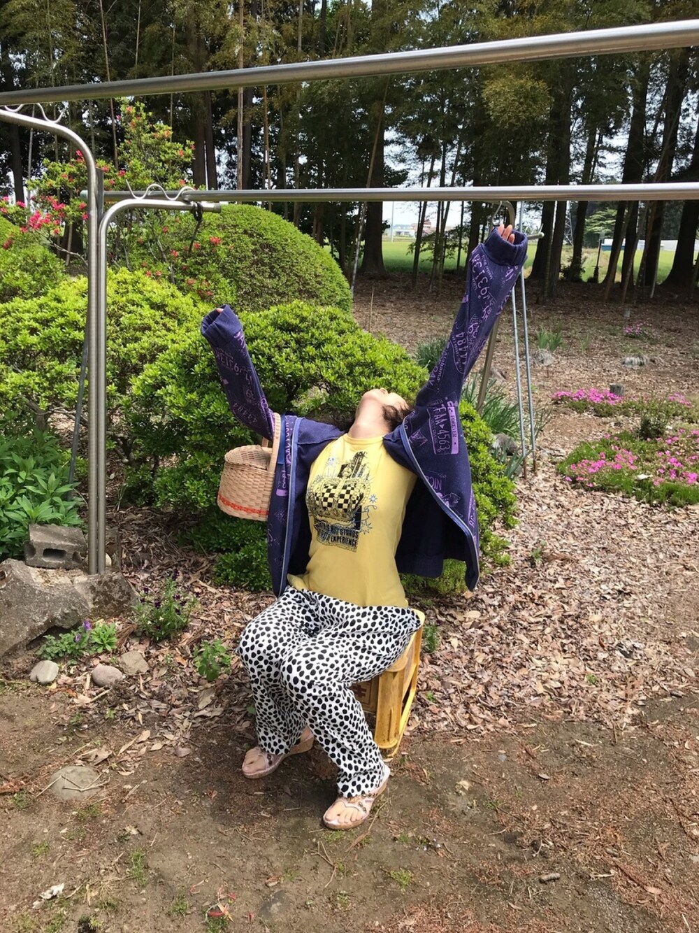 「あたらしいやーつ、事務の人の休日、ごがつっ、ラッキーカラーはオレンジ、ラッキーカラーはバイオレット」｜「ScoLarのナンバープレート柄ビッグパーカー（パーカー、ブルー系）」を使った、🐸🐸たつきてぃー🧸さん（レディース・161cm）の春コーディネートの1枚目の写真