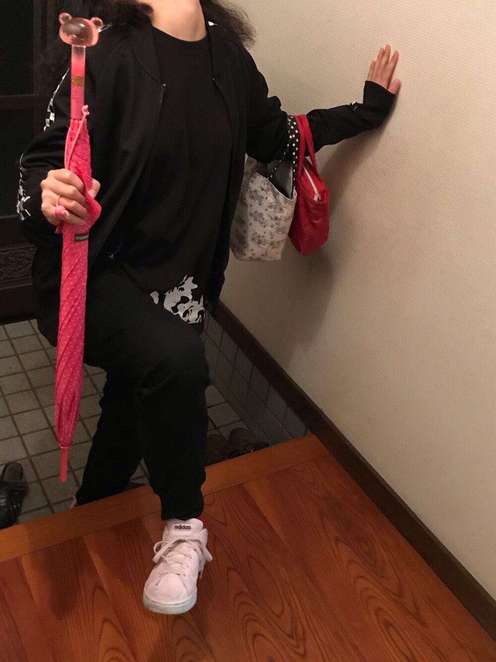 「令和ピンクを纏え、シンプル、ラッキーカラーは赤、事務の人、ごがつっ」｜「adidasの【別注】【adidas】アディダス for earth VALCLEAN W（スニーカー、ピンク系）」を使った、🐸🐸たつきてぃー🧸さん（レディース・161cm）の春コーディネートの1枚目の写真