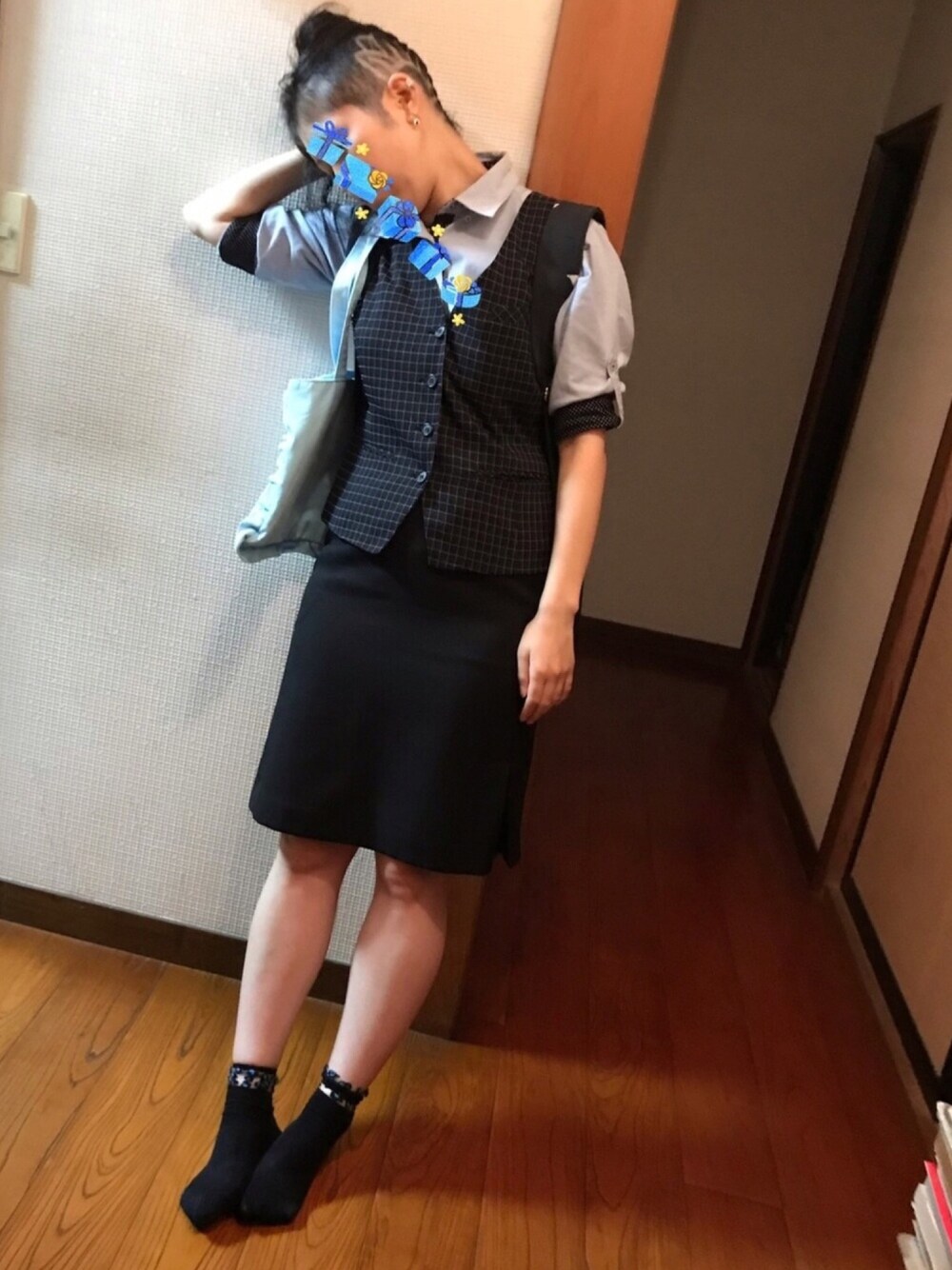 「あたらしいやーつ、事務の人、６月っ、シンプル、ラッキーカラーはスカイブルー」｜「花柄のアイテム（ウィッグ、ブラック系）」を使った、🐸🐸たつきてぃー🧸さん（レディース・161cm）の夏コーディネートの1枚目の写真