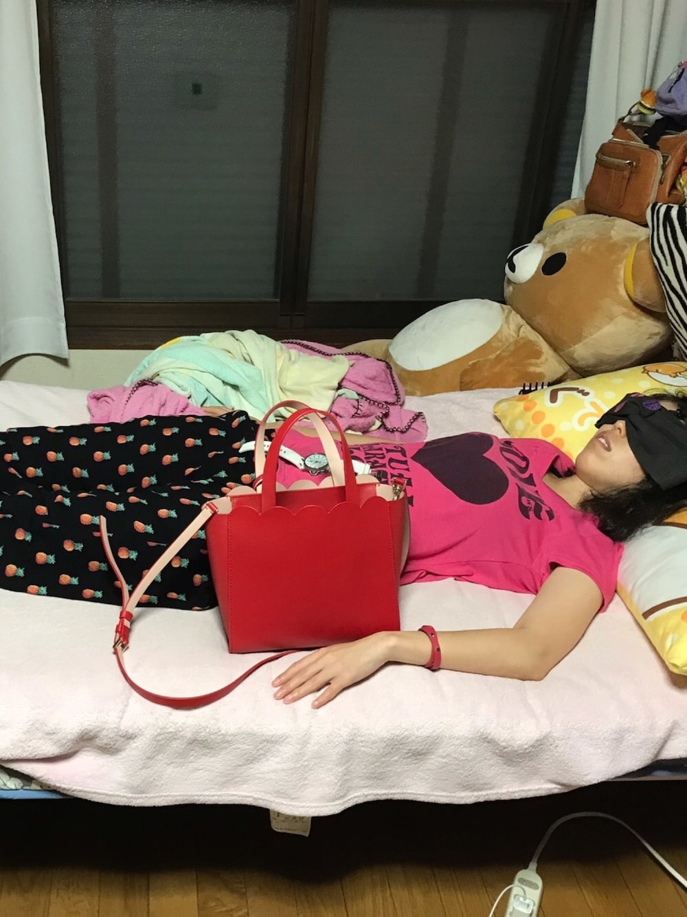 「ラッキーカラーはローズ、事務の人、8月っ」｜「kate spade new yorkのLILY AVENUE BENNETT（ショルダーバッグ、レッド系）」を使った、🐸🐸たつきてぃー🧸さん（レディース・161cm）の夏コーディネートの1枚目の写真