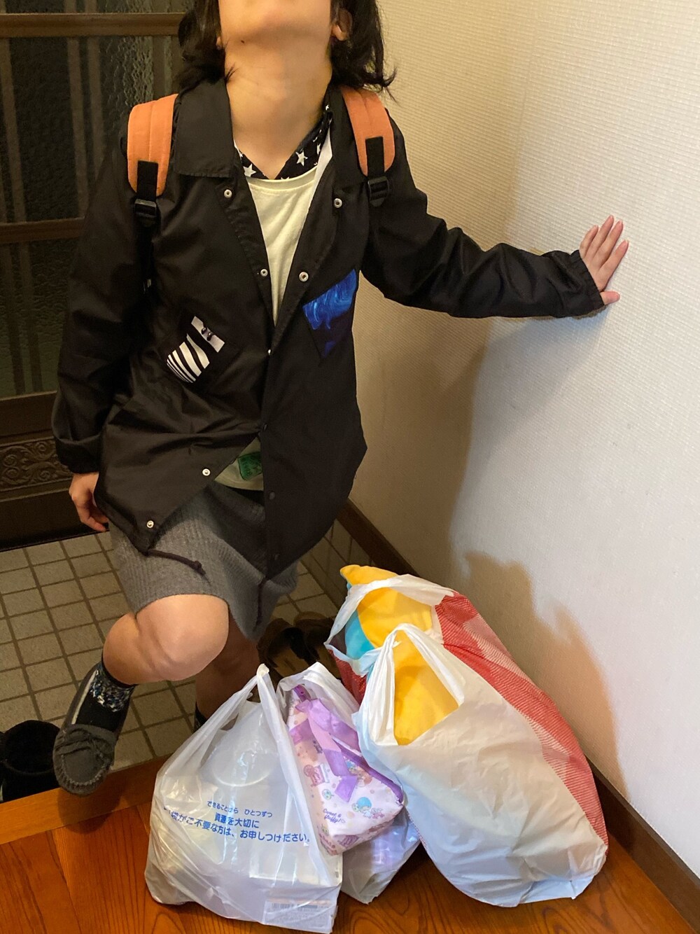 「レイヤードスタイル、事務の人、3月っ、ラッキーカラーはクリーム色」｜「KMKのアイテム（ナイロンジャケット、ブラック系）」を使った、🐸🐸たつきてぃー🧸さん（レディース・161cm）の春コーディネートの1枚目の写真