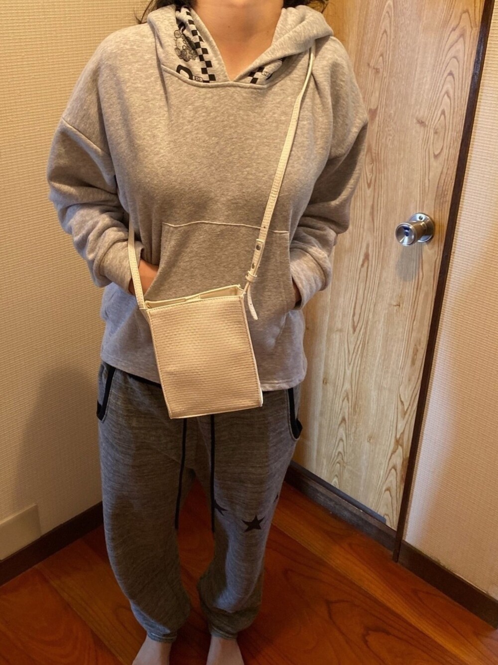 「休日スタイル、事務の人の休日、ラッキーカラーはグレー、4月っ、あたらしいやーつ、ショルダーバッグ、しがつ」｜「PAGEBOYのアイテム（ショルダーバッグ、ホワイト系）」を使った、🐸🐸たつきてぃー🧸さん（レディース・161cm）の春コーディネートの1枚目の写真