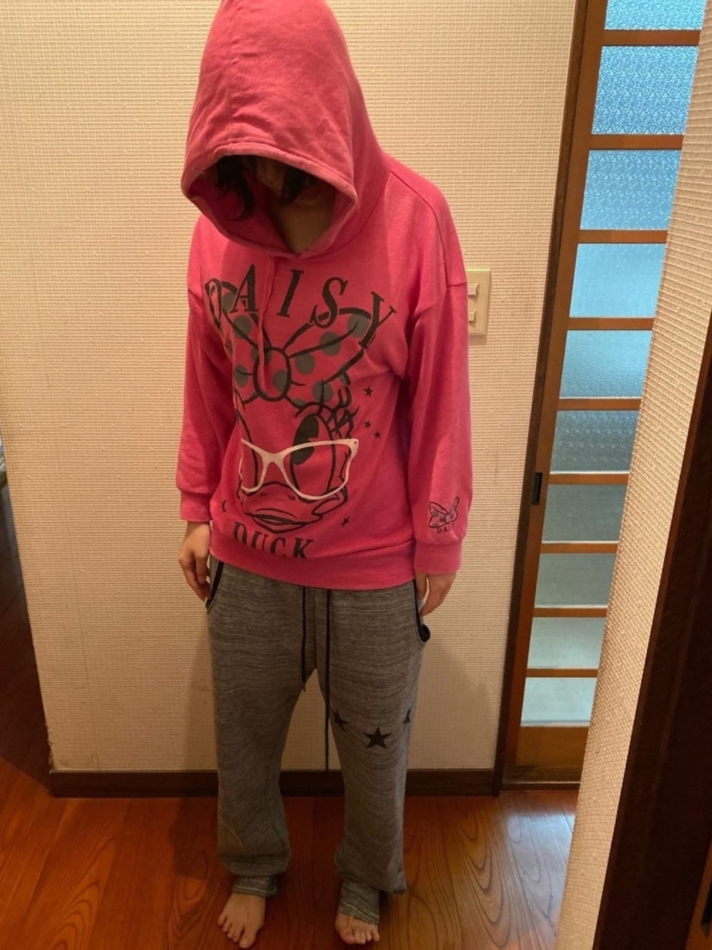 「おうちファッション、パーカー、事務の人の休日、4月っ、ラッキーカラーはチャコールグレー、ルームウェア、しがつ」｜「DisneyのM（Tシャツ/カットソー、ピンク系）」を使った、🐸🐸たつきてぃー🧸さん（レディース・161cm）の春コーディネートの1枚目の写真