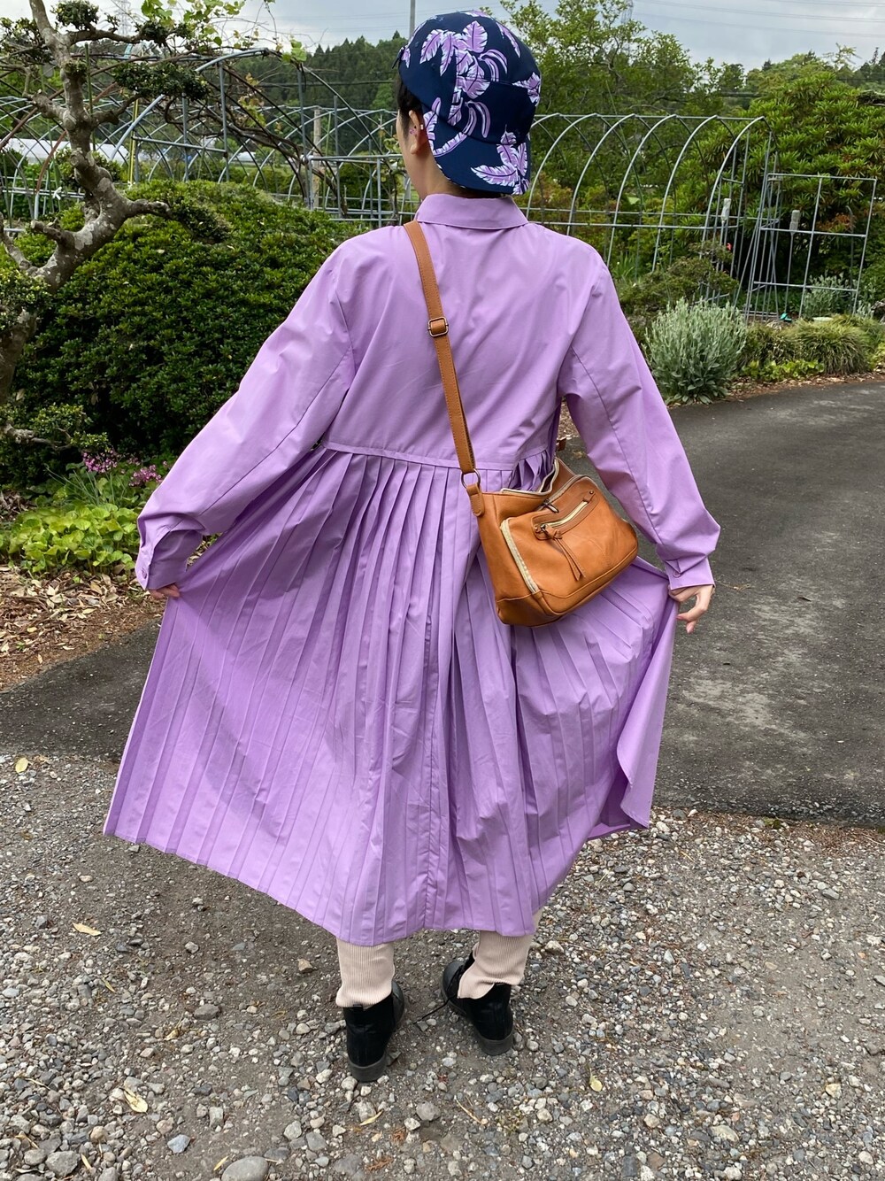 「オーバーサイズ、ラッキーカラーはベージュ、事務の人の休日、ごがつっ、春夏コーデ」｜「Candy StripperのBACK PLEATS SHIRT ワンピース（ワンピース、パープル系）」を使った、🐸🐸たつきてぃー🧸さん（レディース・161cm）の春コーディネートの1枚目の写真