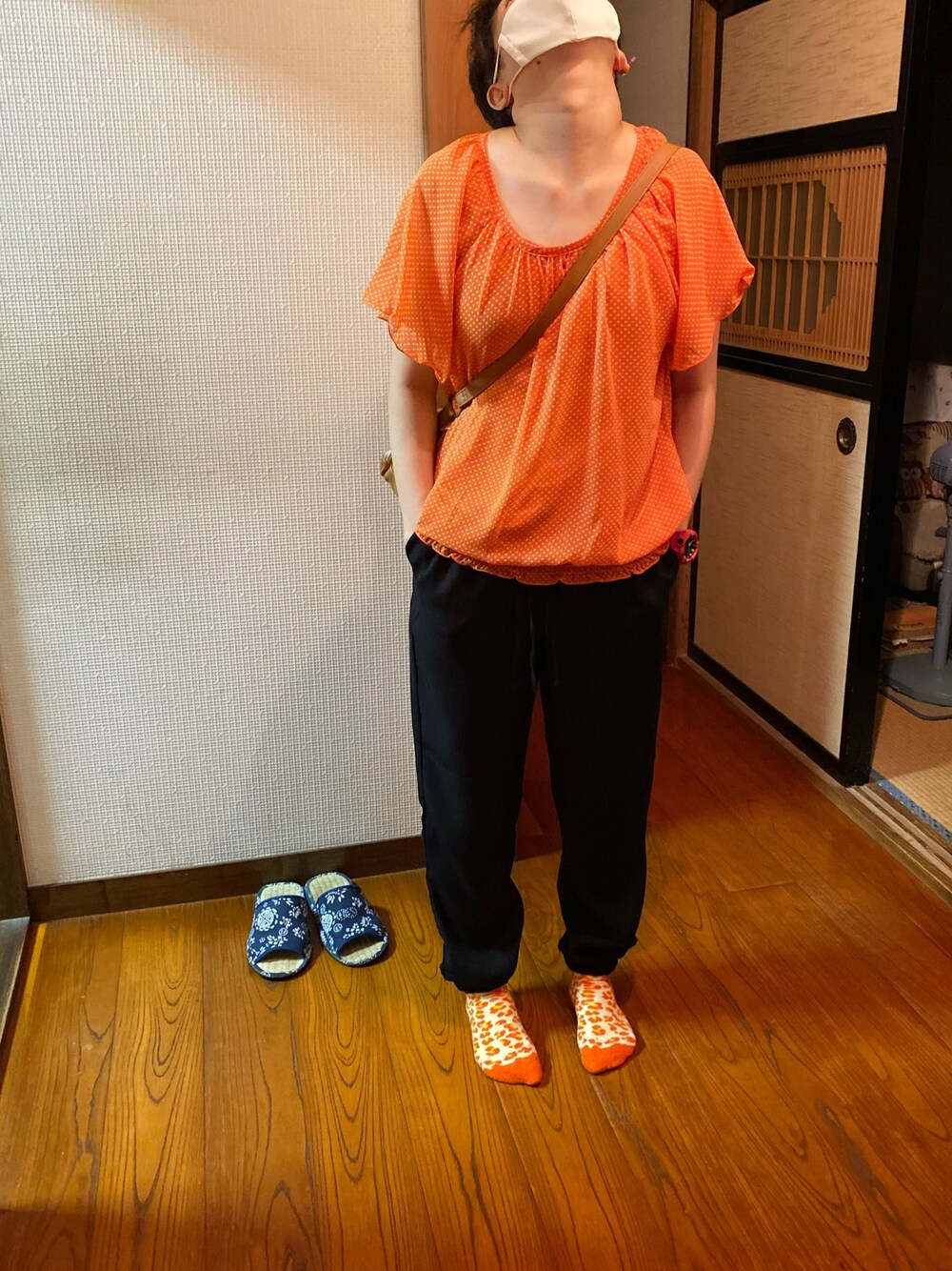 「事務の人、ラッキーカラーはオレンジ、7月っ、梅雨(天パ強め)」｜「GUのアイテム（パンツ、ブラック系）」を使った、🐸🐸たつきてぃー🧸さん（レディース・161cm）の夏コーディネートの1枚目の写真