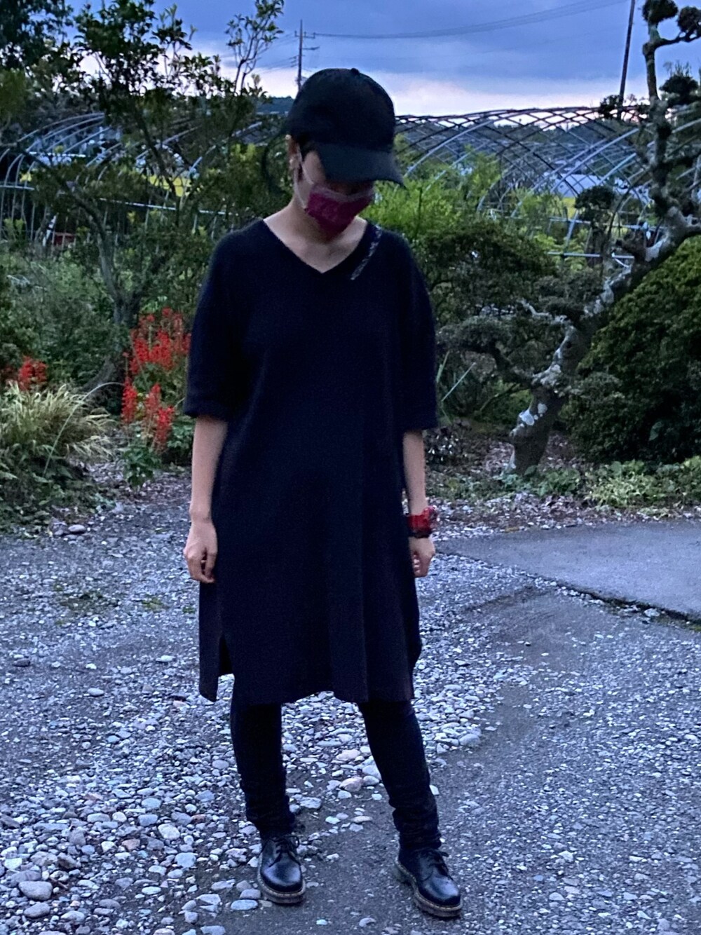 「あたらしいやーつ、事務の人の休日、ラッキーカラーはこげ茶色、9月っ、オールブラック」｜「WORLD WIDE LOVE!のｻｰﾏﾙVﾈｯｸﾜﾝﾋﾟｰｽ（ワンピース、ブラック系）」を使った、🐸🐸たつきてぃー🧸さん（レディース・161cm）の秋コーディネートの1枚目の写真