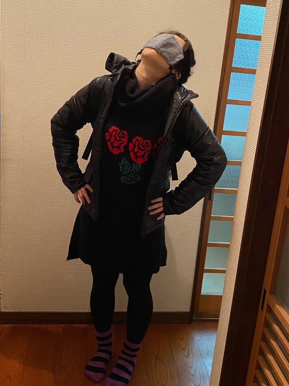「オールブラック、事務の人、静電気きらーい、あたらしいやーつ、ラッキーカラーはミントグリーン、12月っ、2日っ、冬たつきてぃー」｜「ScoLarの花柄ボリュームネックニットワンピース（ワンピース、ブラック系）」を使った、🐸🐸たつきてぃー🧸さん（レディース・161cm）の冬コーディネートの1枚目の写真