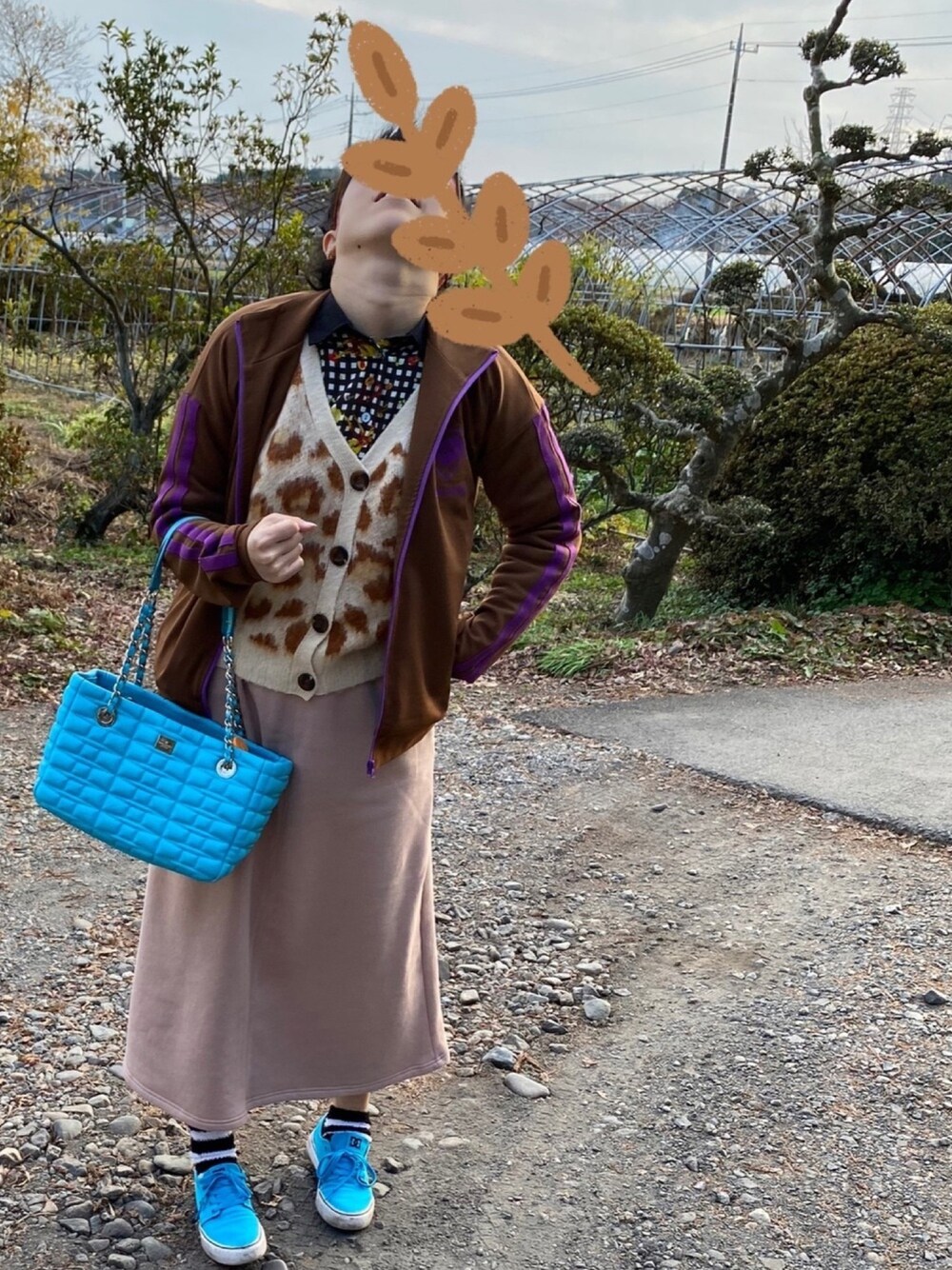 「休日スタイル、くすみカラー、秋冬コーデ、ラッキーカラーはアクア、事務の人の休日、あたらしいやーつ、ラッキーカラーはダークブラウン、12月っ、年末WEAR感謝祭、12日っ、冬たつきてぃー」｜「DCのDC SHOES TRASE TX (TURQUIOSE)（スニーカー、ブルー系）」を使った、🐸🐸たつきてぃー🧸さん（レディース・163cm）の冬コーディネートの1枚目の写真
