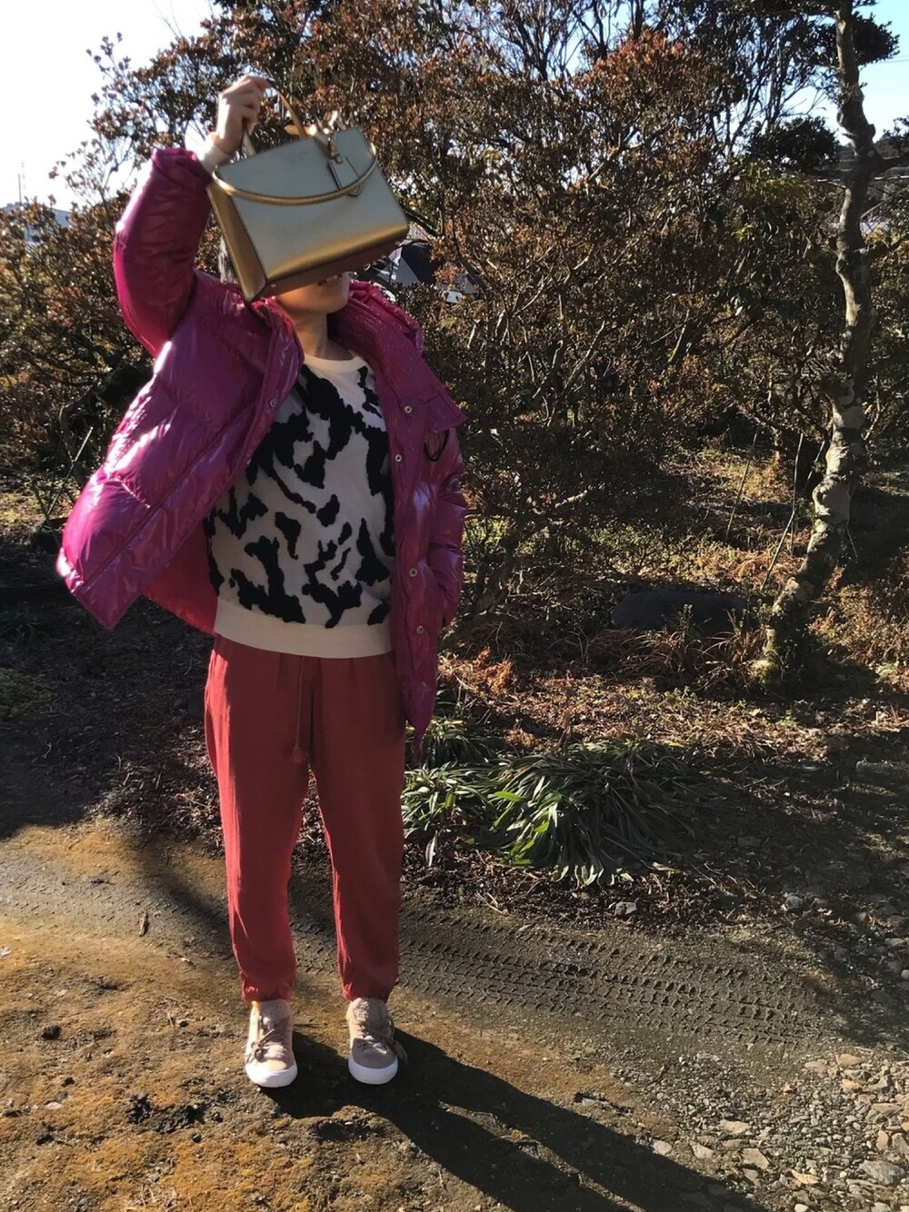 「ダウンジャケット、ラッキーカラーはショッキングピンク、事務の人の休日、1月っ、30日っ、土曜日のたつきてぃー、ラッキーカラーは朱色、あたらしいやーつ」｜「kate spade new yorkのトンプソン ストリート サム（ショルダーバッグ、ゴールド系）」を使った、🐸🐸たつきてぃー🧸さん（レディース・163cm）の冬コーディネートの1枚目の写真