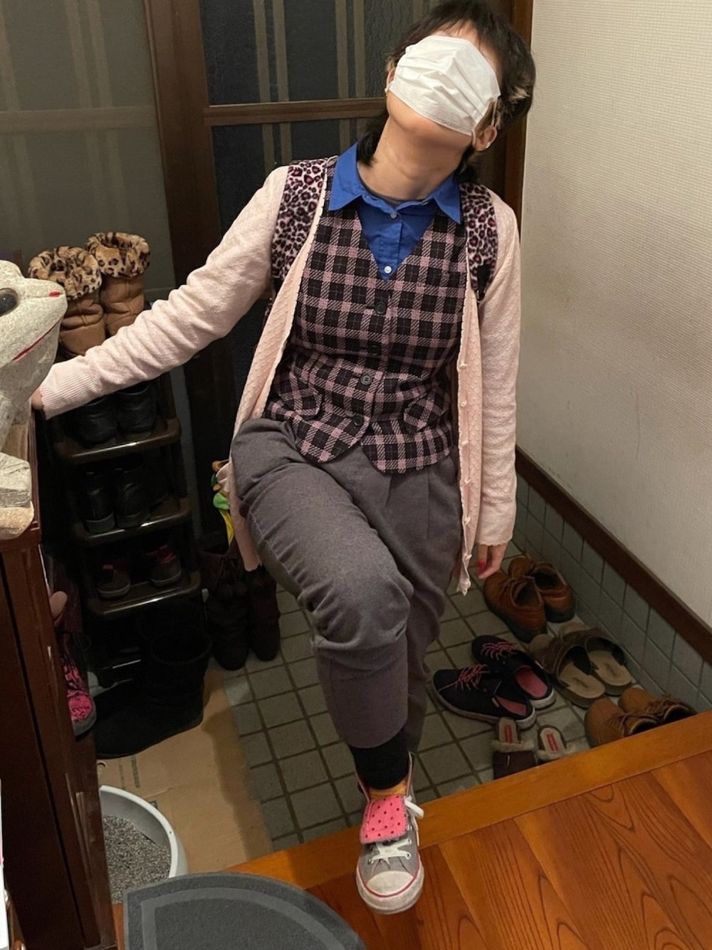 「水曜日のたつきてぃーどうでしょう、2月っ、24日っ、ベスト、事務の人の休日、ラッキーカラーはグレー」｜「先輩にもらったのアイテム（スーツベスト、ピンク系）」を使った、🐸🐸たつきてぃー🧸さん（レディース・163cm）の冬コーディネートの1枚目の写真