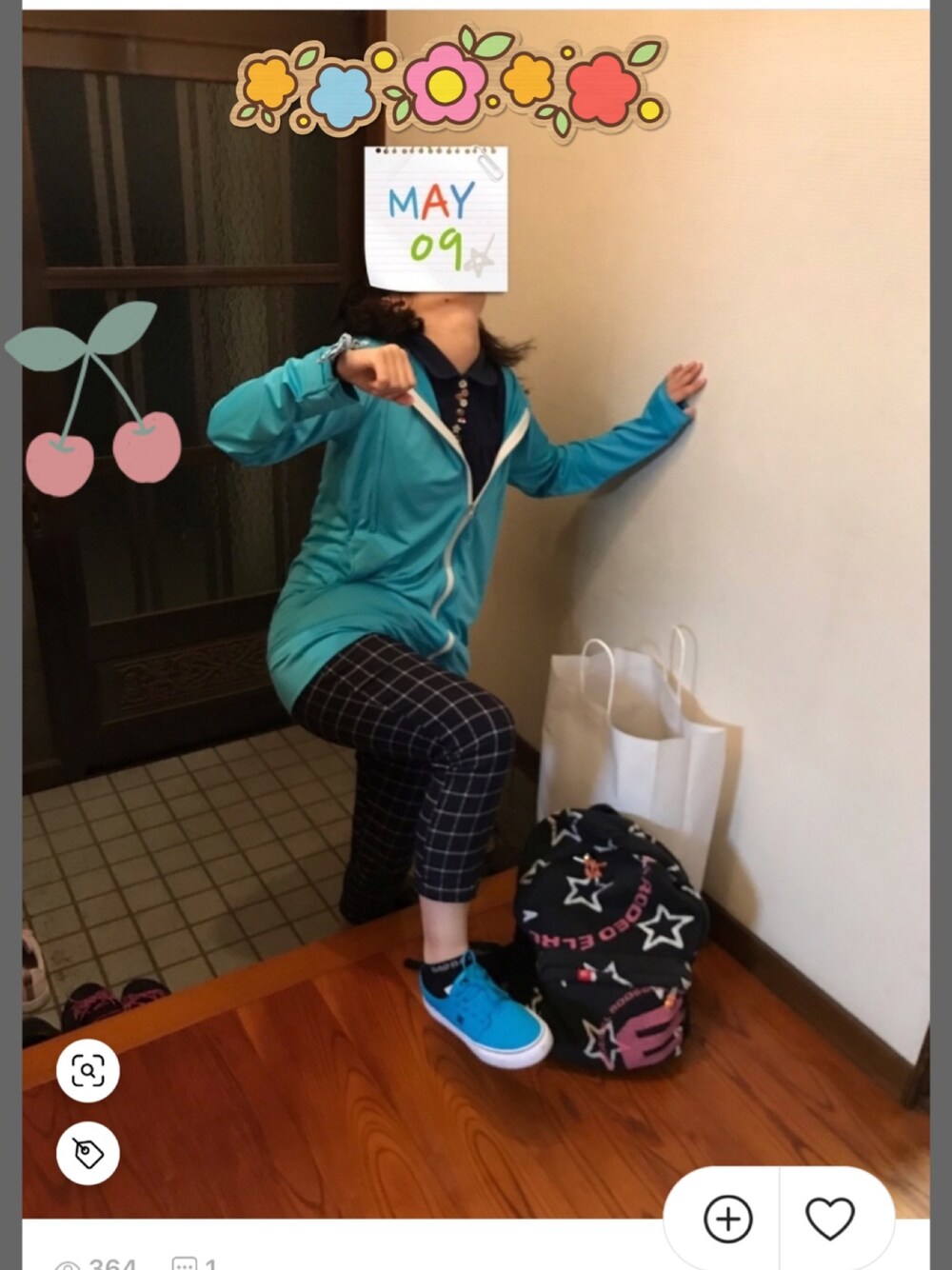 ブルー系のTシャツ/カットソー、ブルー系のその他パンツ、ブラック系のバックパック/リュックを着用したレディースの春コーディネートの1枚目の写真