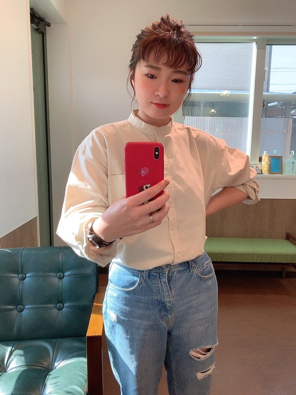 「シンプルコーデ、オトナカジュアル、大人コーデ、ママコーデ、ママファッション、プチプラ、AMERICAN HOLIC、UNIQLO、デニム、アメリカンホリック」｜「AMERICAN HOLICのスタンドカラー綿オックスシャツ（シャツ/ブラウス、ベージュ系）」を使った、ponyoさん（レディース・160cm）の春コーディネートの1枚目の写真