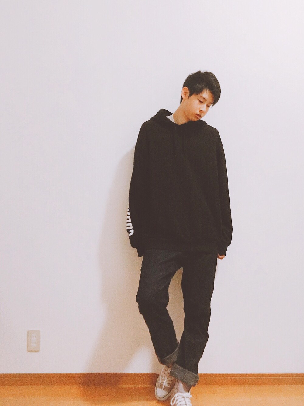 「紫、H&M、黒コーデ、春コーデ、ゆるコーデ、休日スタイル、コンバース、オーバーサイズ、バラ柄、ジーパン」｜「Gパンのアイテム（その他パンツ、ブラック系）」を使った、omochiさん（メンズ・182cm）の春コーディネートの1枚目の写真