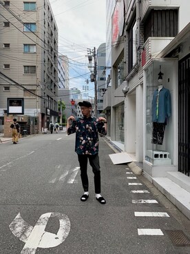 「JOHN LAWRENCE SULLIVAN（ジョンローレンスサリバン）の【 JOHN LAWRENCE SULLIVAN】STUDIOUS限定復刻 総柄Flower S/S Shirt（シャツ/ブラウス、ブラック系）」を使った、北村竜大さん（メンズ・178cm）の春コーディネート