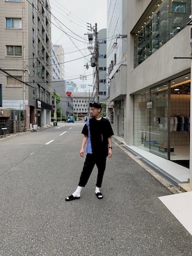 「CULLNI（クルニ）の【CULLNI】アシンメトリースリットロンT/EX.shirt docking PO / 20-SS-049（Tシャツ/カットソー、ブラック系）」を使った、北村竜大さん（メンズ・178cm）の春コーディネート