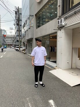 「CLANE（クラネ）の【CLANE HOMME】ロゴアートTシャツ / 28105-0821（Tシャツ/カットソー、ホワイト系）」を使った、北村竜大さん（メンズ・178cm）の春コーディネート