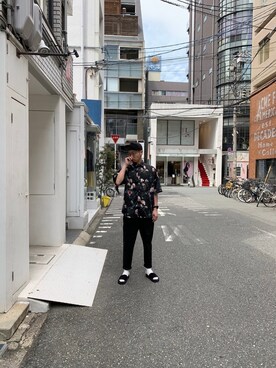 「JOHN LAWRENCE SULLIVAN（ジョンローレンスサリバン）の【 JOHN LAWRENCE SULLIVAN】STUDIOUS限定復刻 総柄Flower S/S Shirt（シャツ/ブラウス、ブラック系）」を使った、北村竜大さん（メンズ・178cm）の春コーディネート