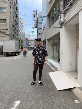 「JOHN LAWRENCE SULLIVAN（ジョンローレンスサリバン）の【 JOHN LAWRENCE SULLIVAN】STUDIOUS限定復刻 総柄Flower S/S Shirt（シャツ/ブラウス、ブラック系）」を使った、北村竜大さん（メンズ・178cm）の春コーディネート