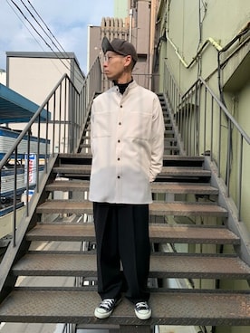 「UNITED TOKYO（ユナイテッドトウキョウ）のダブルクロスロングシャツ/ビッグシルエット（シャツ/ブラウス、ホワイト系）」を使った、北村竜大さん（メンズ・178cm）の冬コーディネート