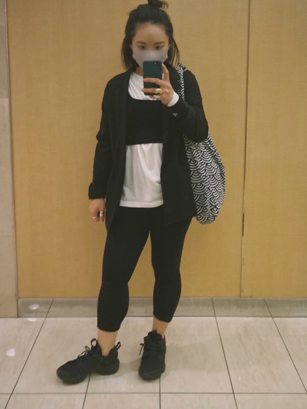 「ootd、spring、Hong Kong、sporty、sporty chic」｜「GAPのGap Gfast ハイライズ ブラックアウト カプリパンツ（レギンス/スパッツ、ブラック系）」を使った、bluegeekさん（レディース・158cm）の春コーディネートの1枚目の写真
