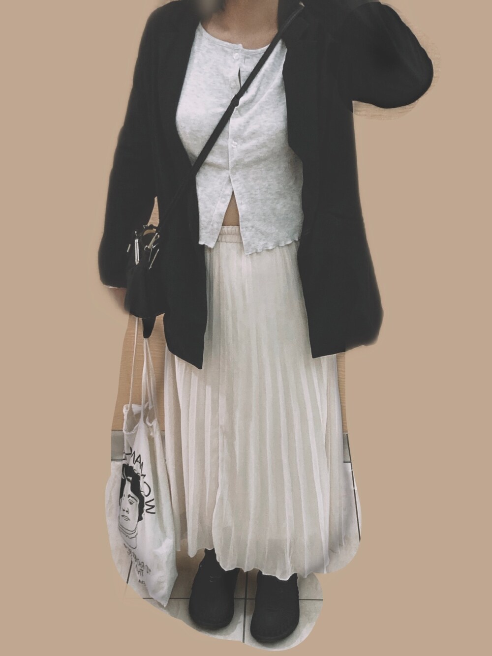 「ootd、spring、Hong Kong」｜「UNIQLOのクレーププリーツスカート（ハイウエスト・丈標準71～74cm）（スカート、ホワイト系）」を使った、bluegeekさん（レディース・158cm）の春コーディネートの1枚目の写真