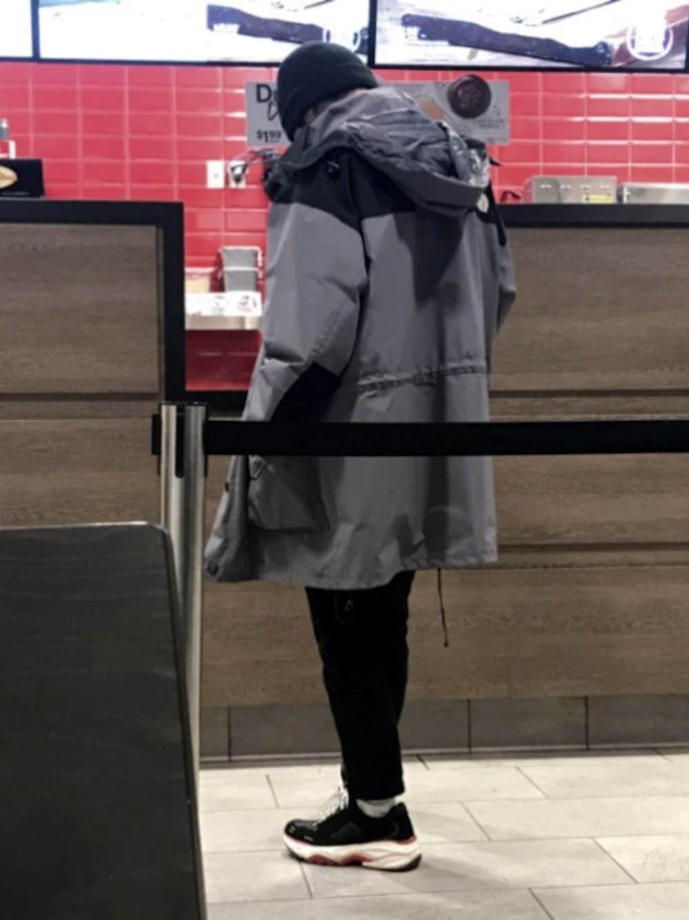 「thenorthface、ビーニー、海外、VINTAGE、古着、supreme、コート、beanie、ZARA、スキニーパンツ」｜「THE NORTH FACEのアイテム（ジャケット/アウター、グレー系）」を使った、iYさん（メンズ・170cm）の春コーディネートの1枚目の写真