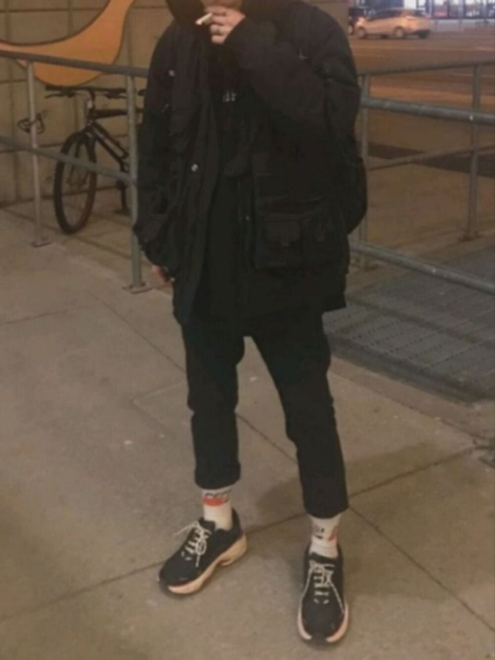 「ペプシ、ZARA、HUF、H&M、ストリート、ソックス見せ、真っ黒コーデ、WEAR初心者、コカ・コーラ、フォローミー」｜「SAINTPAINのアイテム（ジャケット/アウター、ブラック系）」を使った、iYさん（メンズ・170cm）の春コーディネートの1枚目の写真