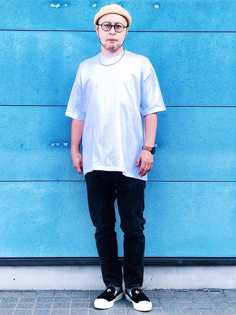 ホワイト系のTシャツ/カットソー、ブラック系のデニムパンツ、ブラック系のスリッポンを着用したメンズの秋コーディネートの1枚目の写真