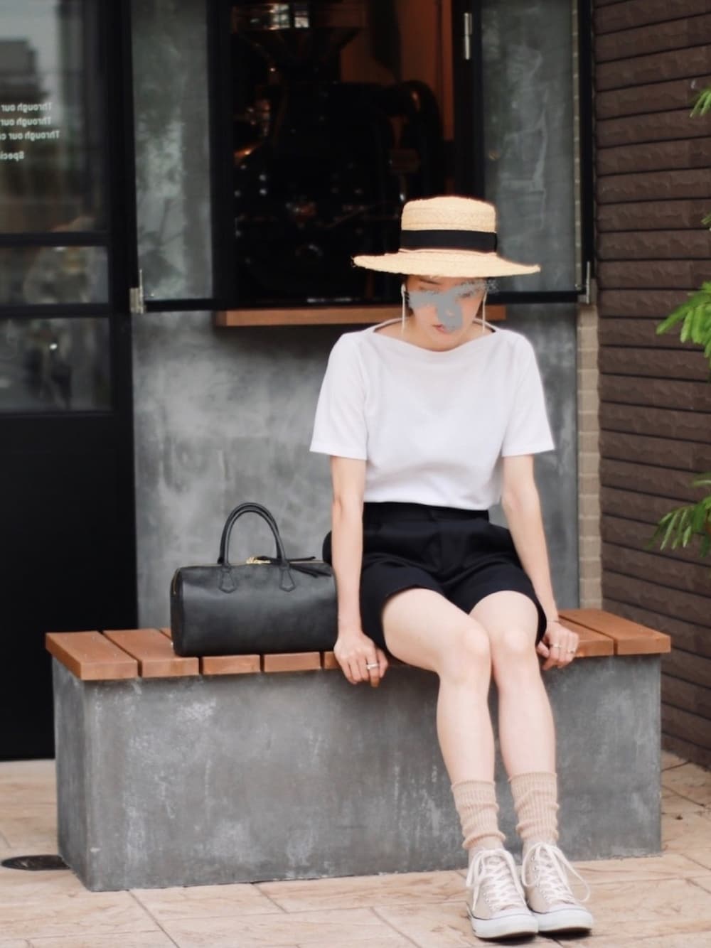 ブルー系のその他パンツ、ホワイト系のTシャツ/カットソー、ブラック系のボストンバッグを着用したレディースの夏コーディネートの1枚目の写真