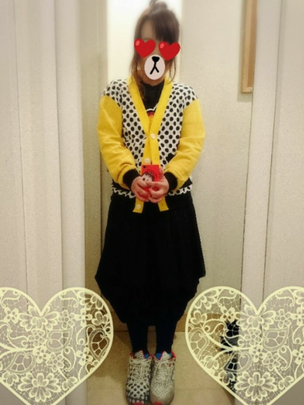 ブラック系のスカート、ブラック系のTシャツ/カットソー、その他のカーディガン/ボレロを着用したレディースの春コーディネートの1枚目の写真