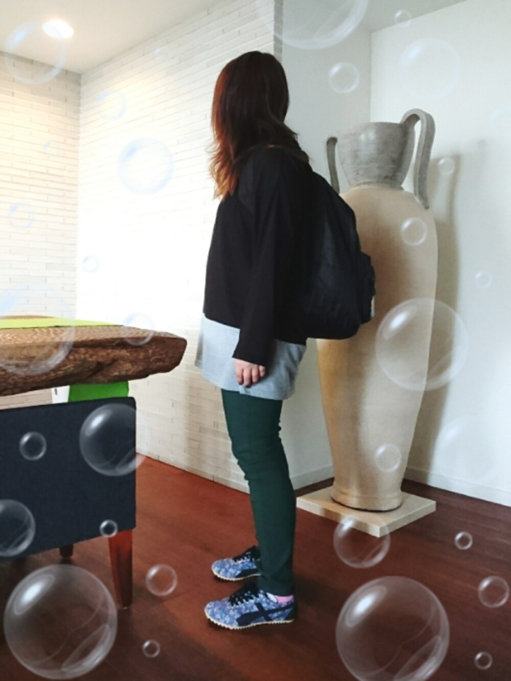 グリーン系のその他パンツ、ブラック系のバックパック/リュック、ブラック系のTシャツ/カットソーを着用したレディースの春コーディネートの1枚目の写真