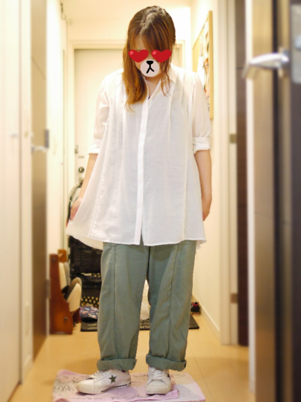 グリーン系のその他パンツ、ホワイト系のワンピース/ドレス、ホワイト系のスニーカーを着用したレディースの春コーディネートの1枚目の写真