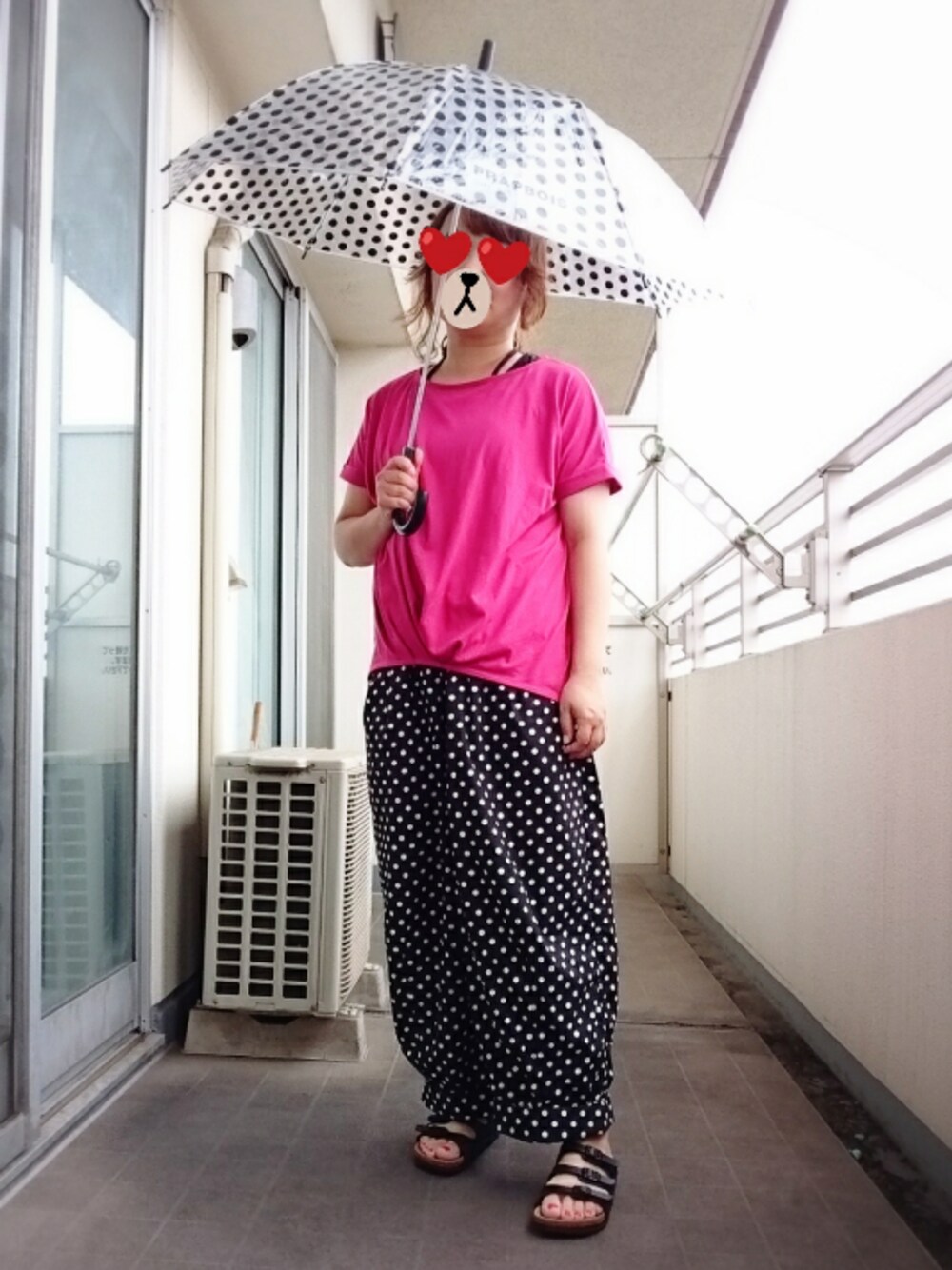 ピンク系のTシャツ/カットソー、ブラック系のサンダル、ブラック系のタンクトップを着用したレディースの夏コーディネートの1枚目の写真