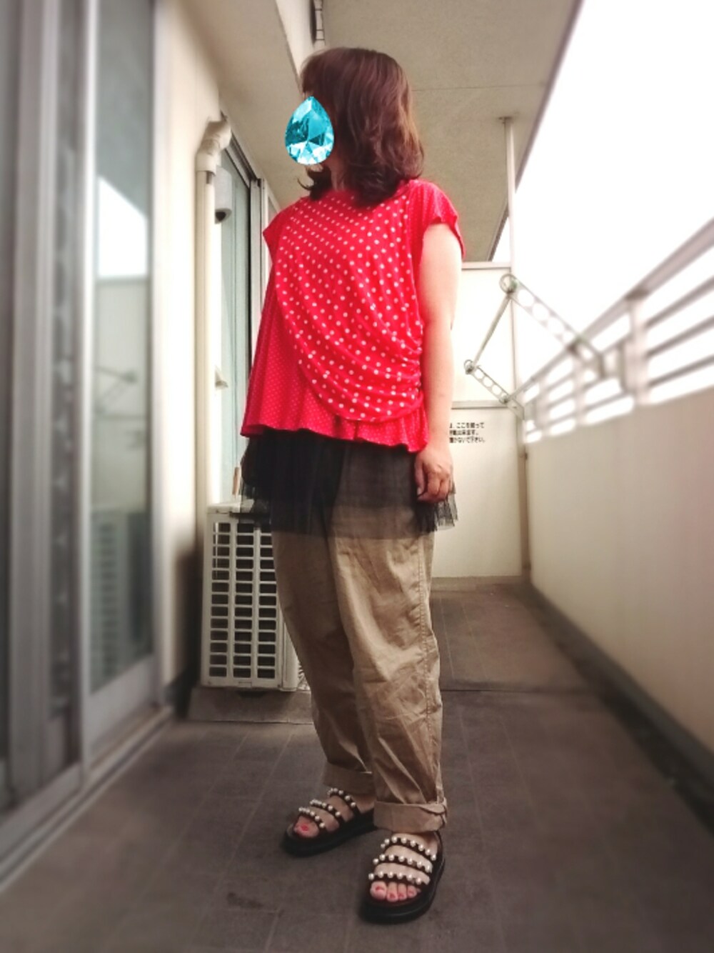 ブラック系のサンダル、レッド系のTシャツ/カットソー、ベージュ系のチノパンツを着用したレディースの夏コーディネートの1枚目の写真