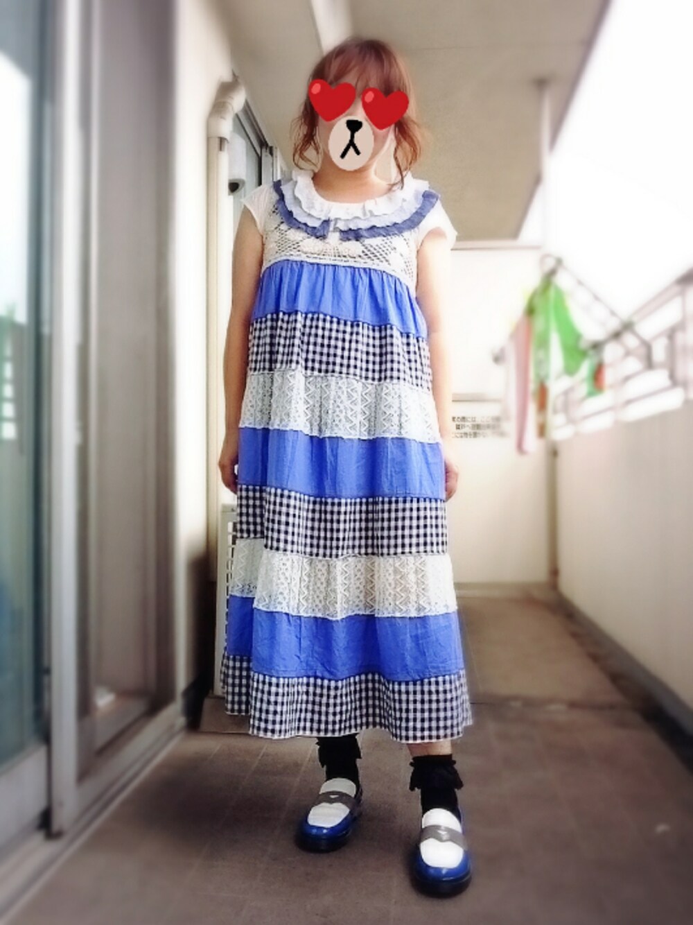 ブルー系のシャツ/ブラウス、ブルー系のワンピース、ブルー系のローファーを着用したレディースの夏コーディネートの1枚目の写真