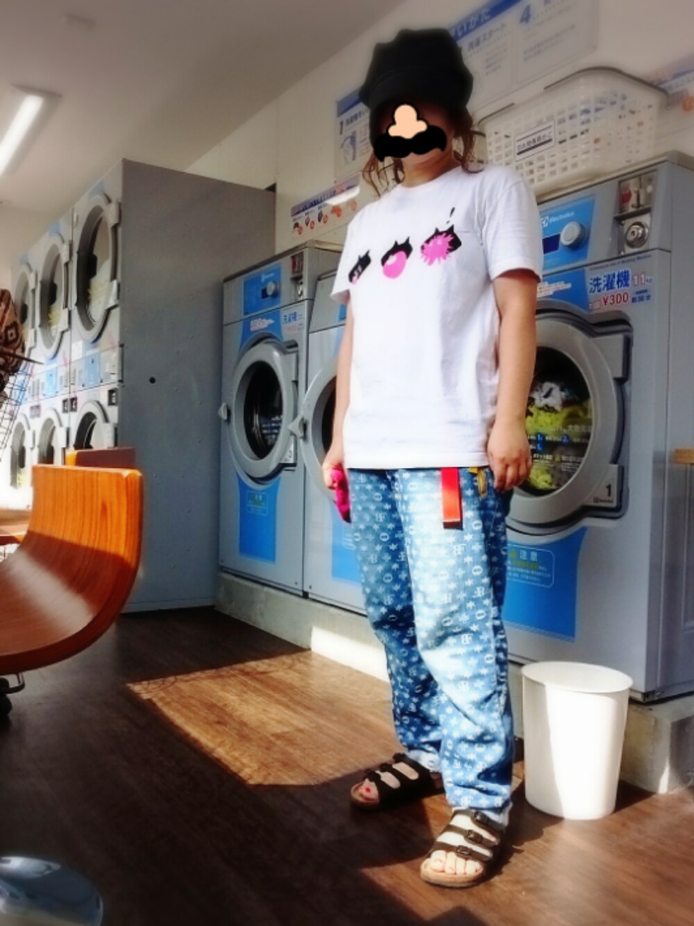 ブラック系のサンダル、ホワイト系のTシャツ/カットソー、ブルー系のデニムパンツを着用したレディースの夏コーディネートの1枚目の写真