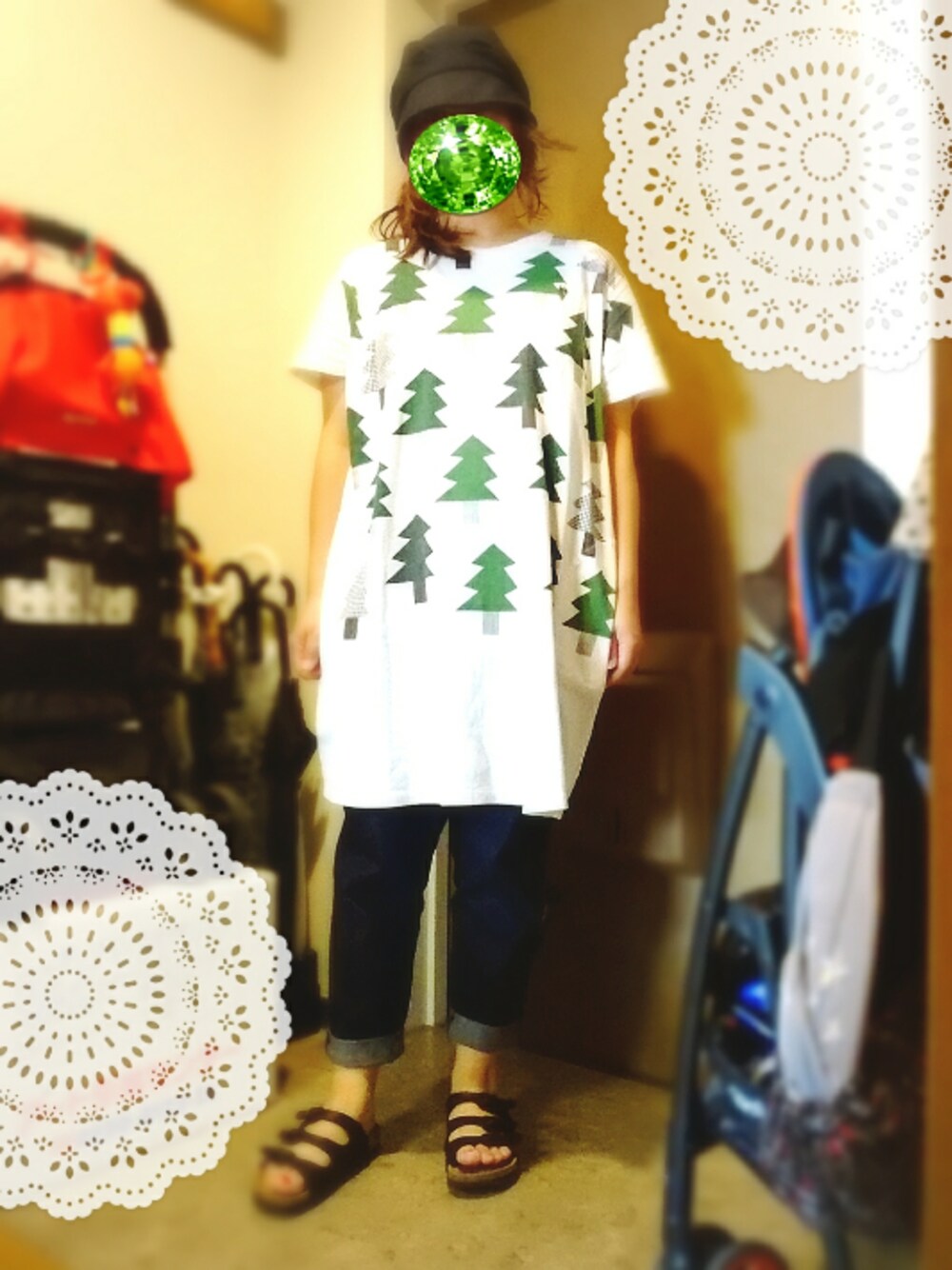 ブルー系のデニムパンツ、ブラック系のサンダル、ホワイト系のワンピースを着用したレディースの夏コーディネートの1枚目の写真