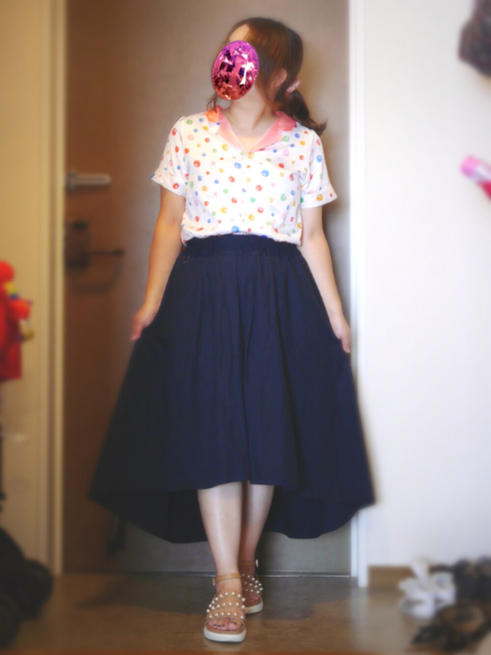 ホワイト系のシャツ/ブラウス、ブルー系のスカート、ベージュ系のサンダルを着用したレディースの夏コーディネートの1枚目の写真