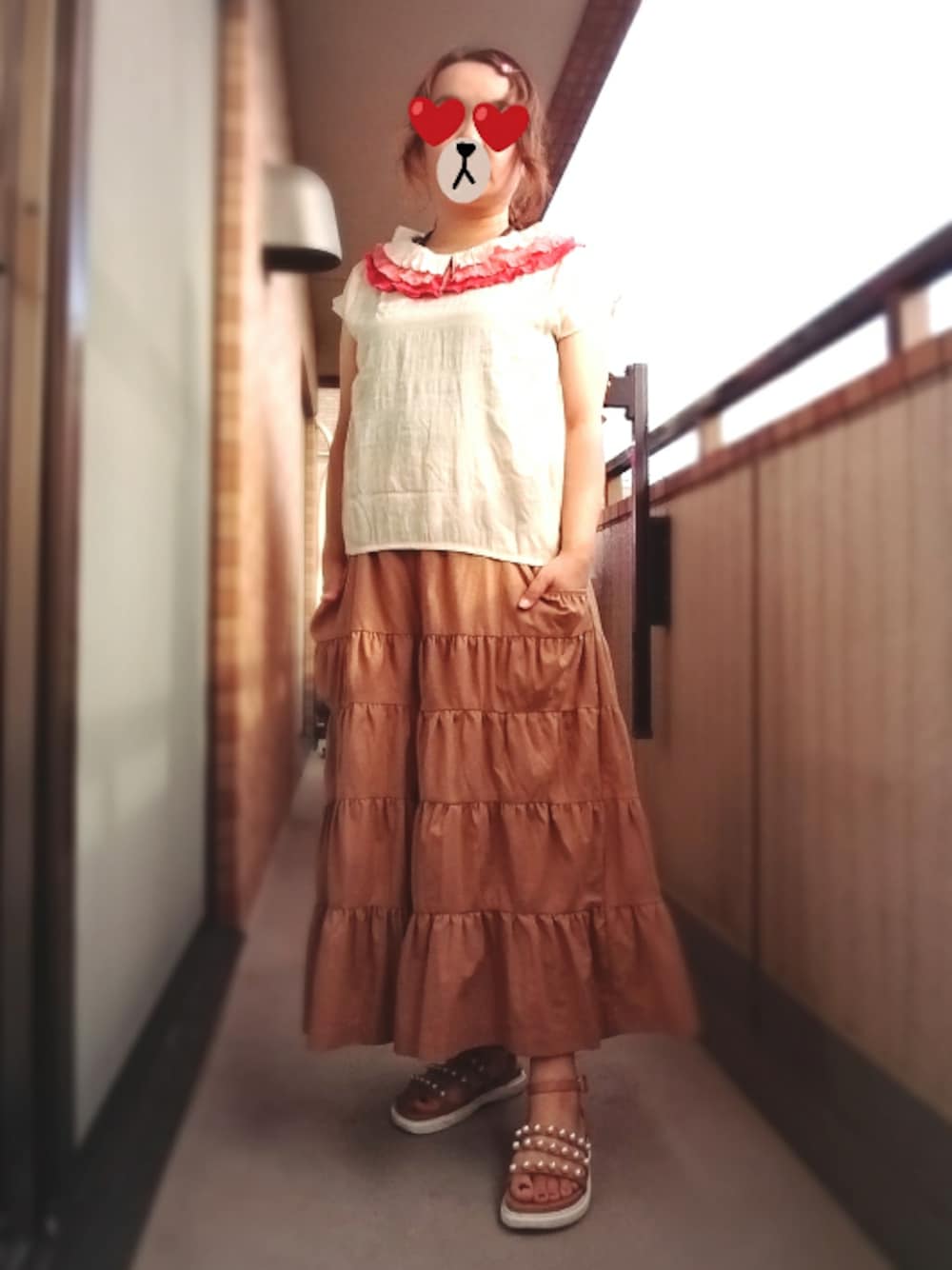 オレンジ系のシャツ/ブラウス、イエロー系のその他パンツ、ベージュ系のサンダルを着用したレディースの夏コーディネートの1枚目の写真