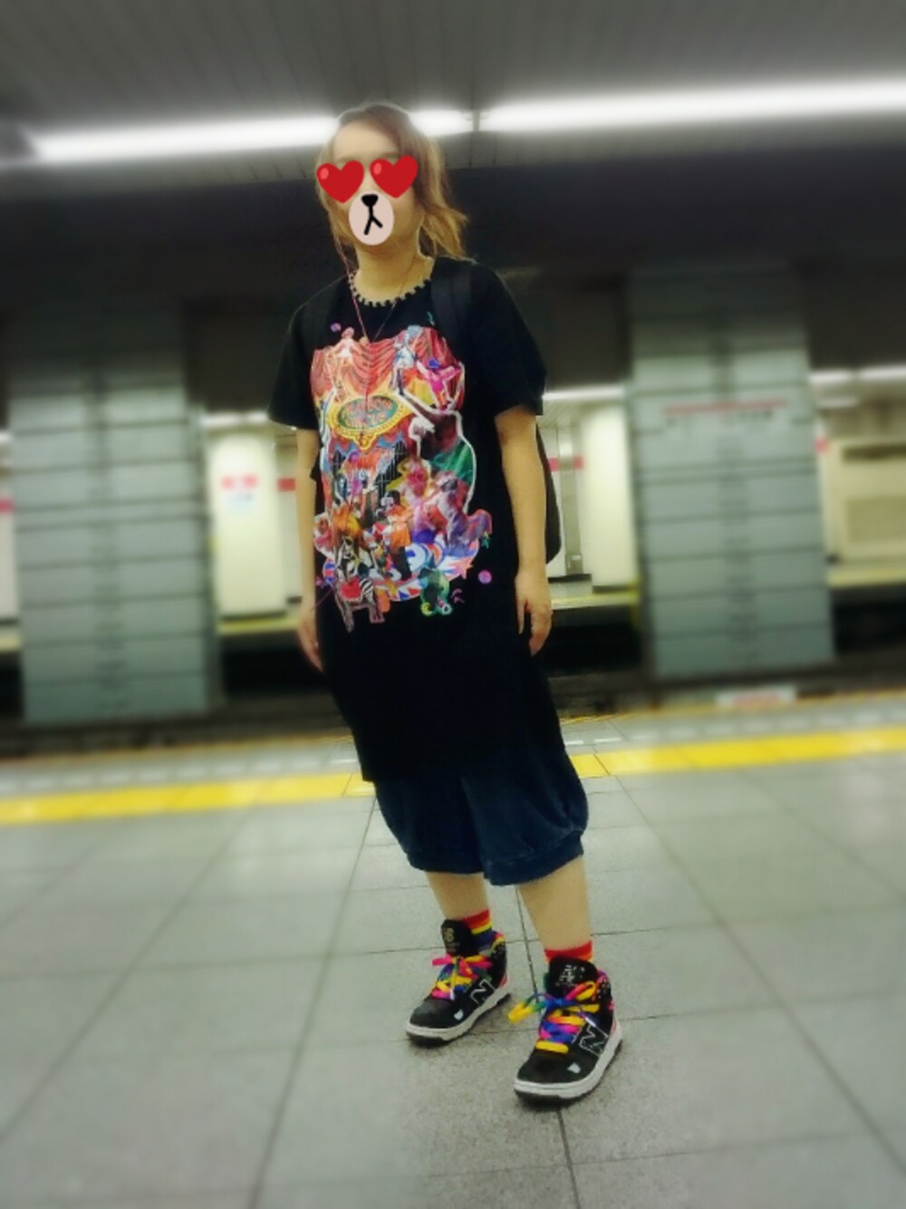 ブルー系のその他パンツ、ブラック系のバックパック/リュック、ブラック系のスニーカーを着用したレディースの秋コーディネートの1枚目の写真