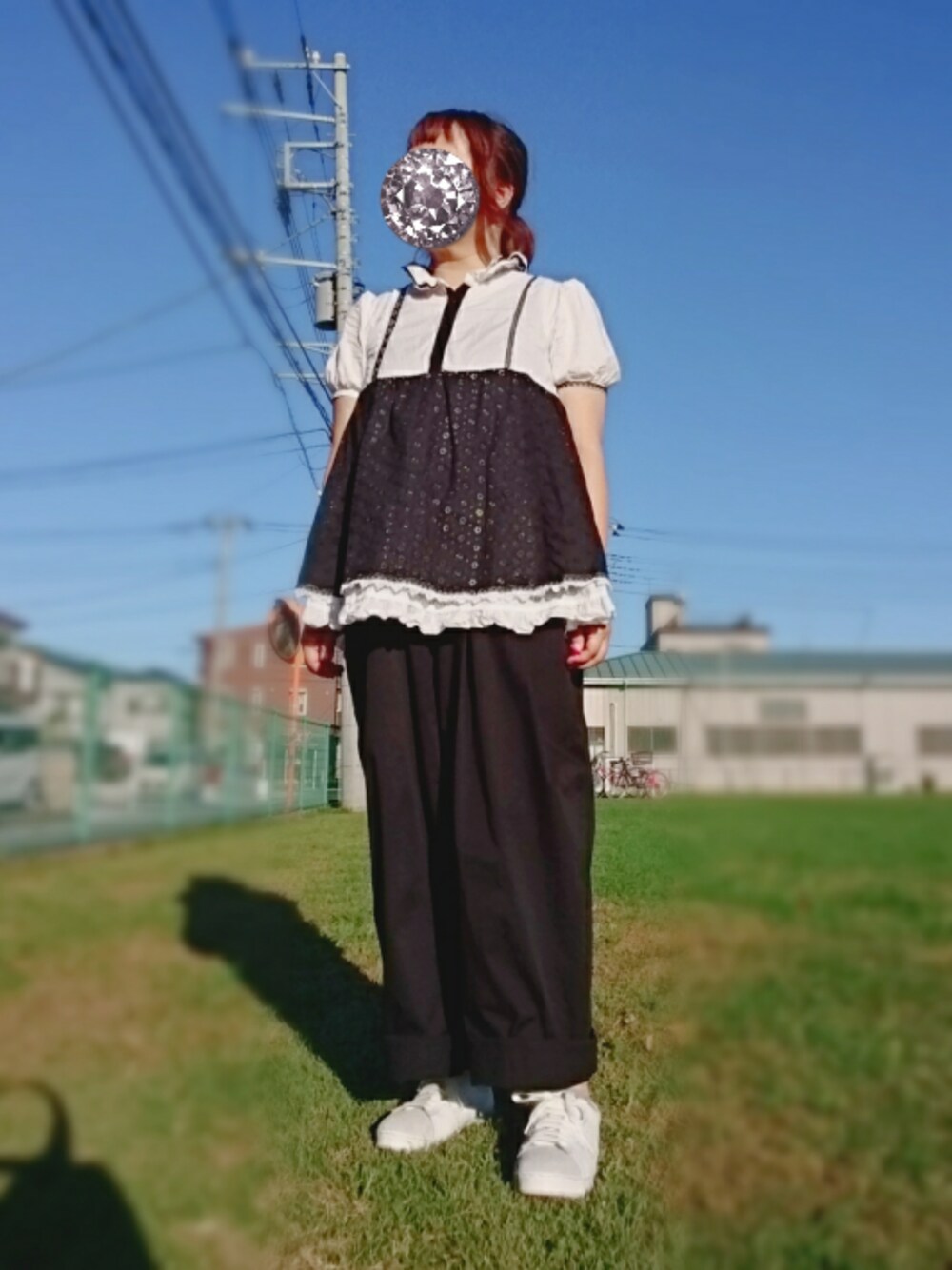 ブラック系のシャツ/ブラウス、ブラック系のチノパンツ、ホワイト系のスニーカーを着用したレディースの秋コーディネートの1枚目の写真