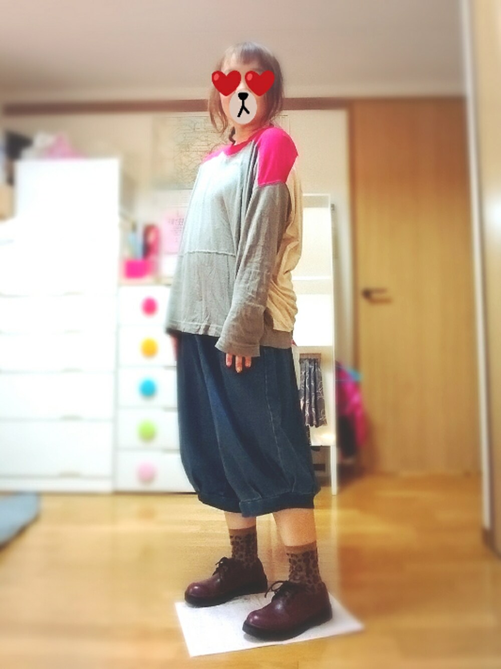 グリーン系のTシャツ/カットソー、ブルー系のその他パンツ、レッド系のドレスシューズを着用したレディースの秋コーディネートの1枚目の写真