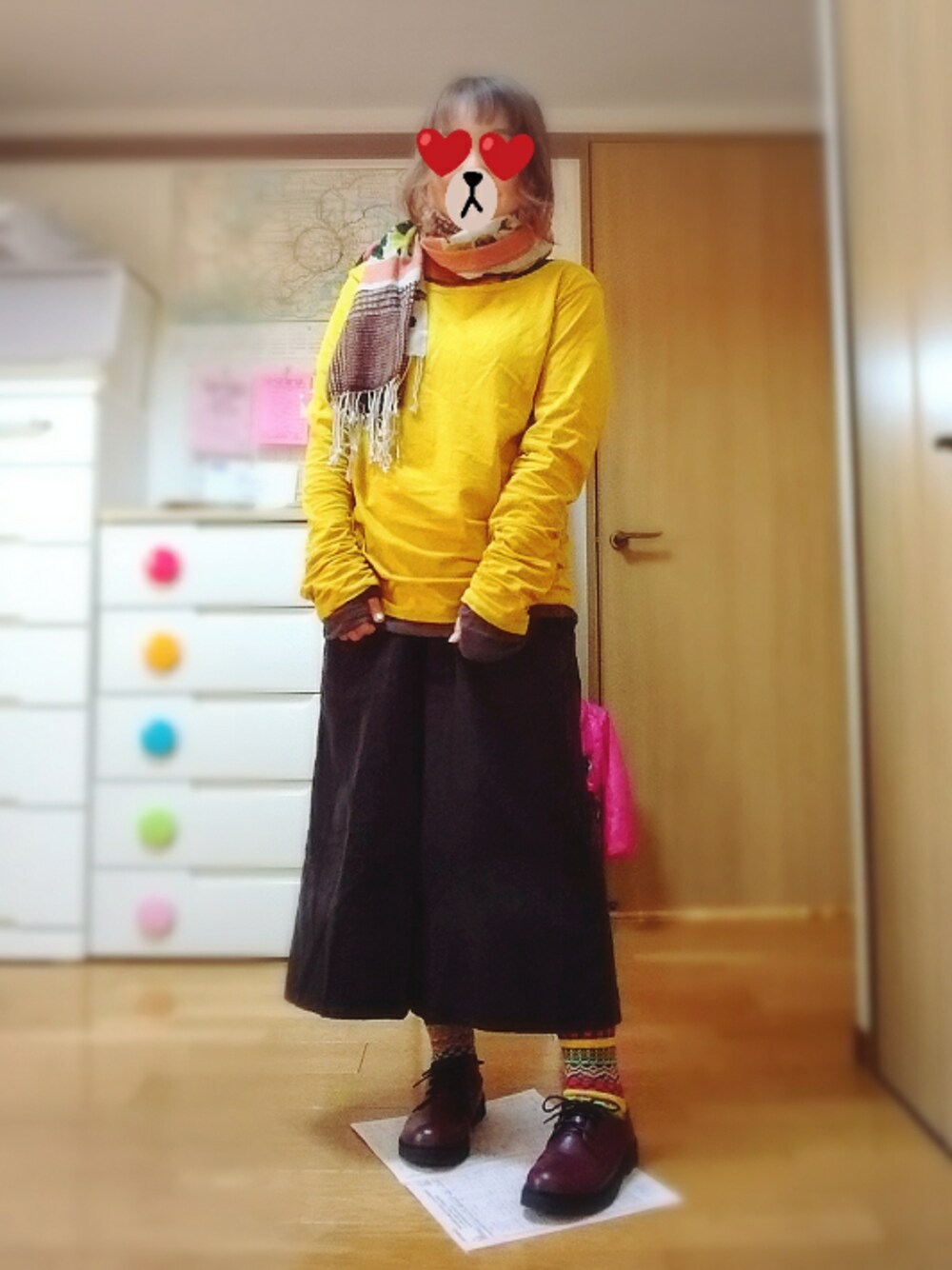 レッド系のドレスシューズ、イエロー系のTシャツ/カットソー、グレー系のその他パンツを着用したレディースの秋コーディネートの1枚目の写真