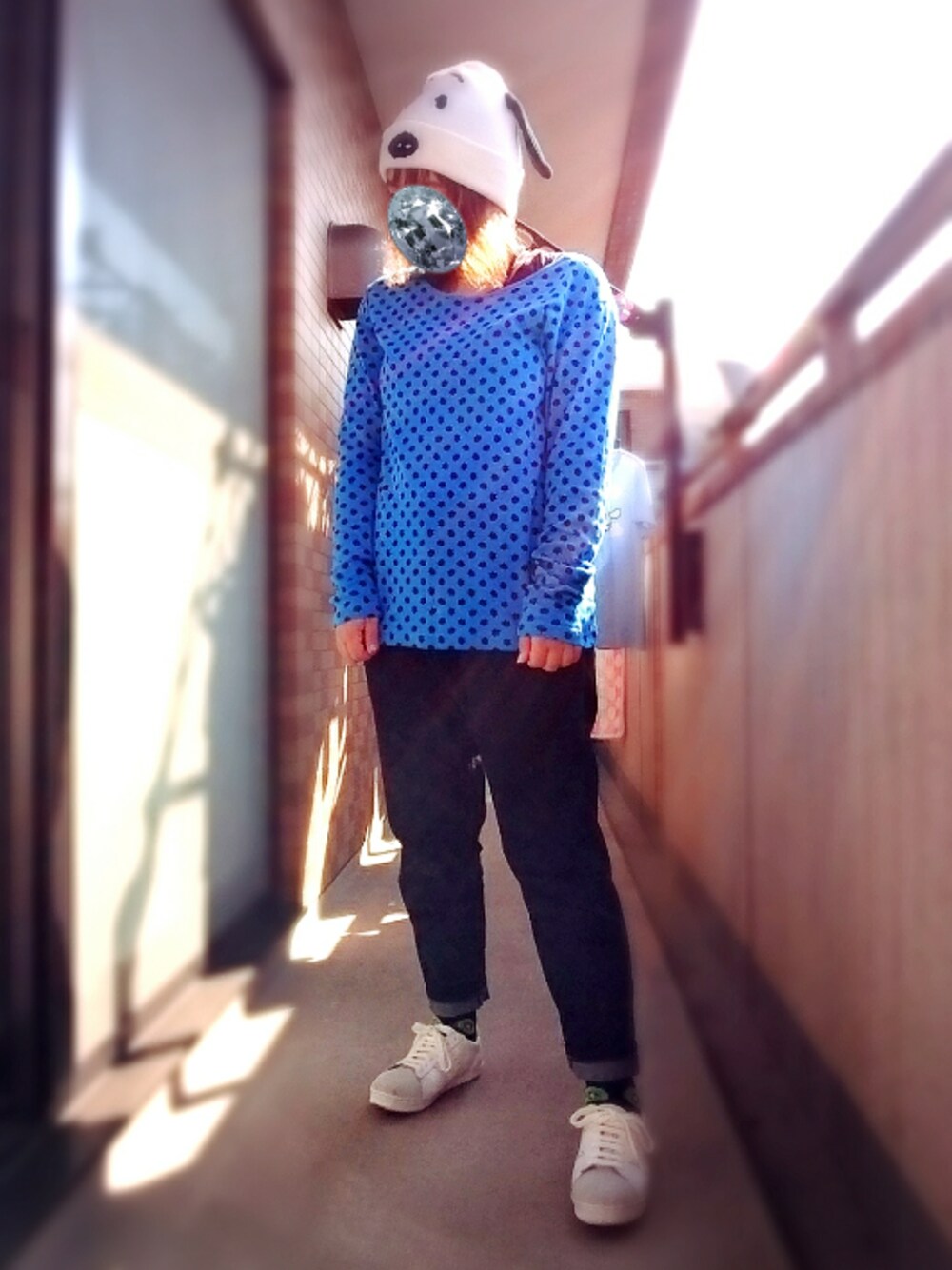 ブルー系のTシャツ/カットソー、ブラック系のタンクトップ、ブルー系のデニムパンツを着用したレディースの秋コーディネートの1枚目の写真