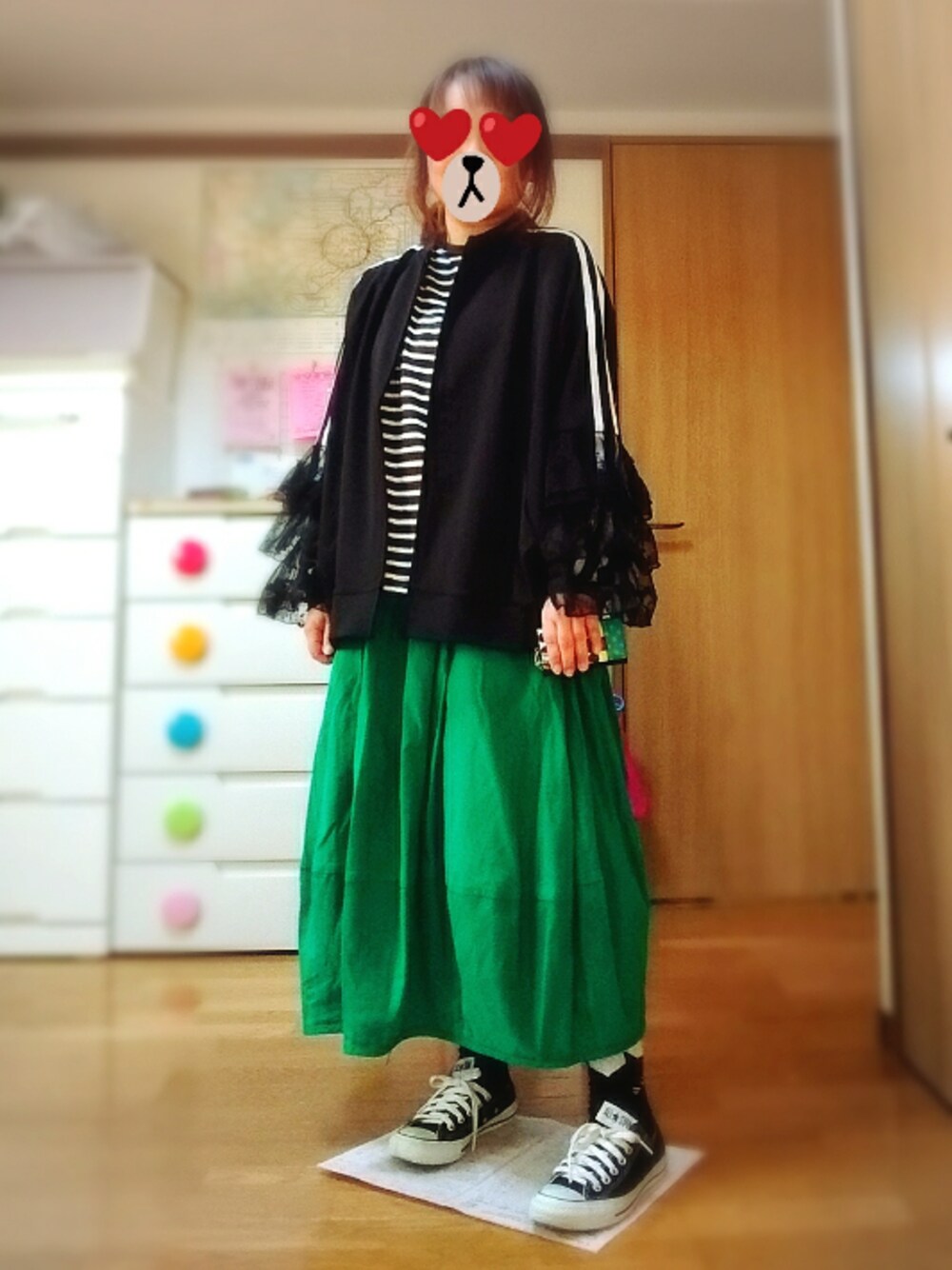 ブラック系のブルゾン、グレー系のTシャツ/カットソー、ブラック系のスニーカーを着用したレディースの秋コーディネートの1枚目の写真